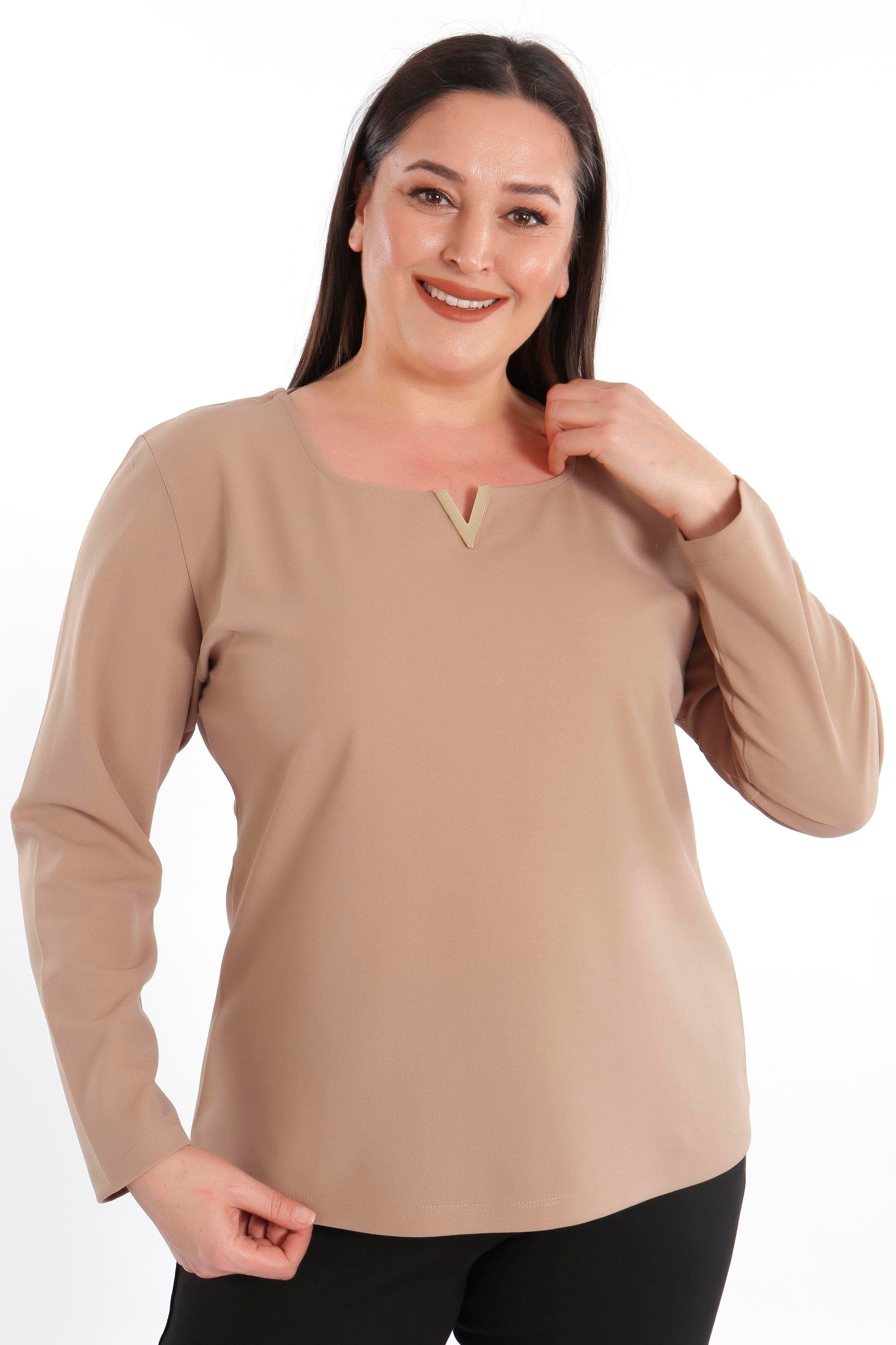 Trend42plus Büyük Beden Likralı Krep Kumaş V Gold Toka Detaylı Vizon Bluz  