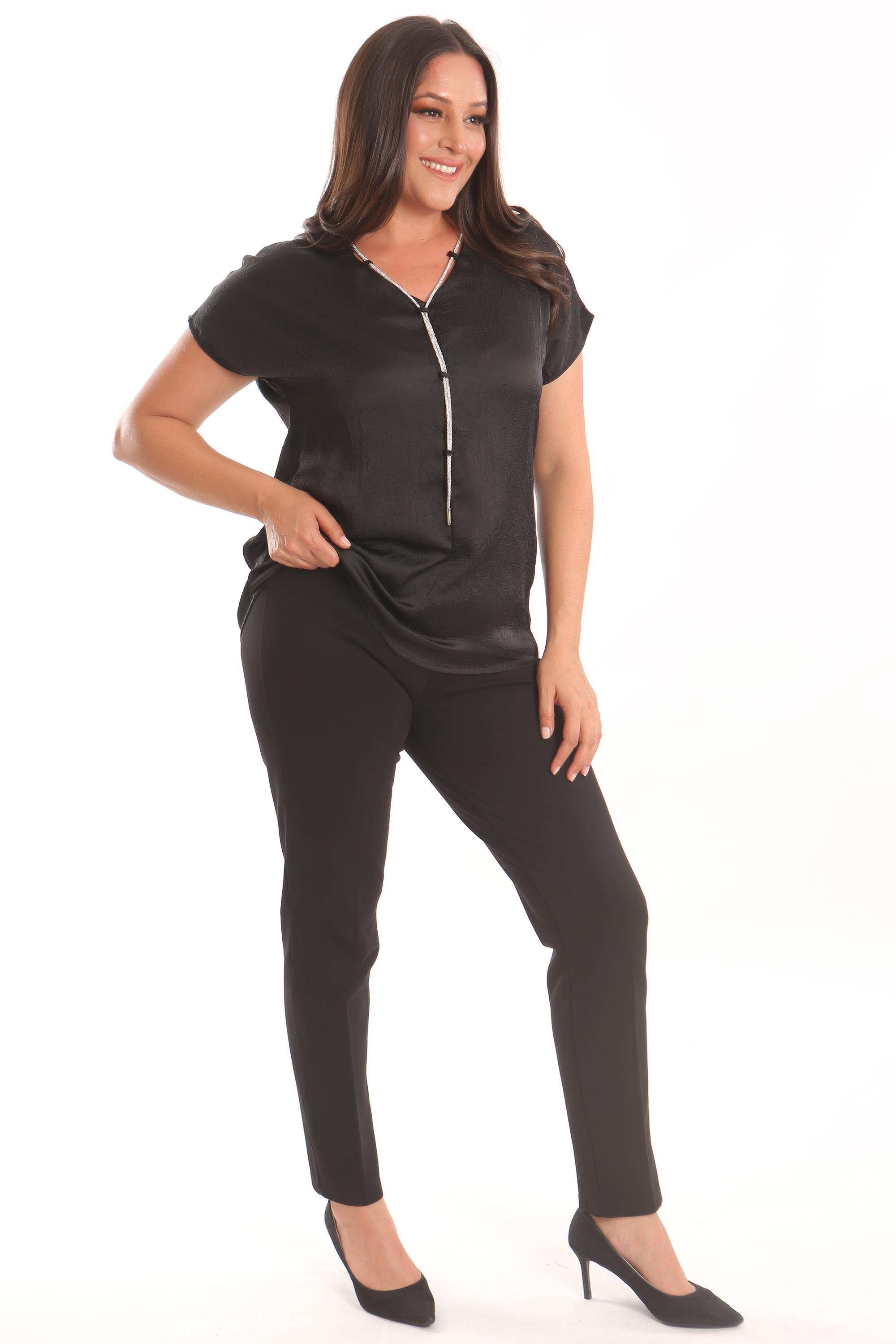 Trend42plus Büyük Beden Siyah Kraşlı ve Zincir Detaylı Saten Bluz