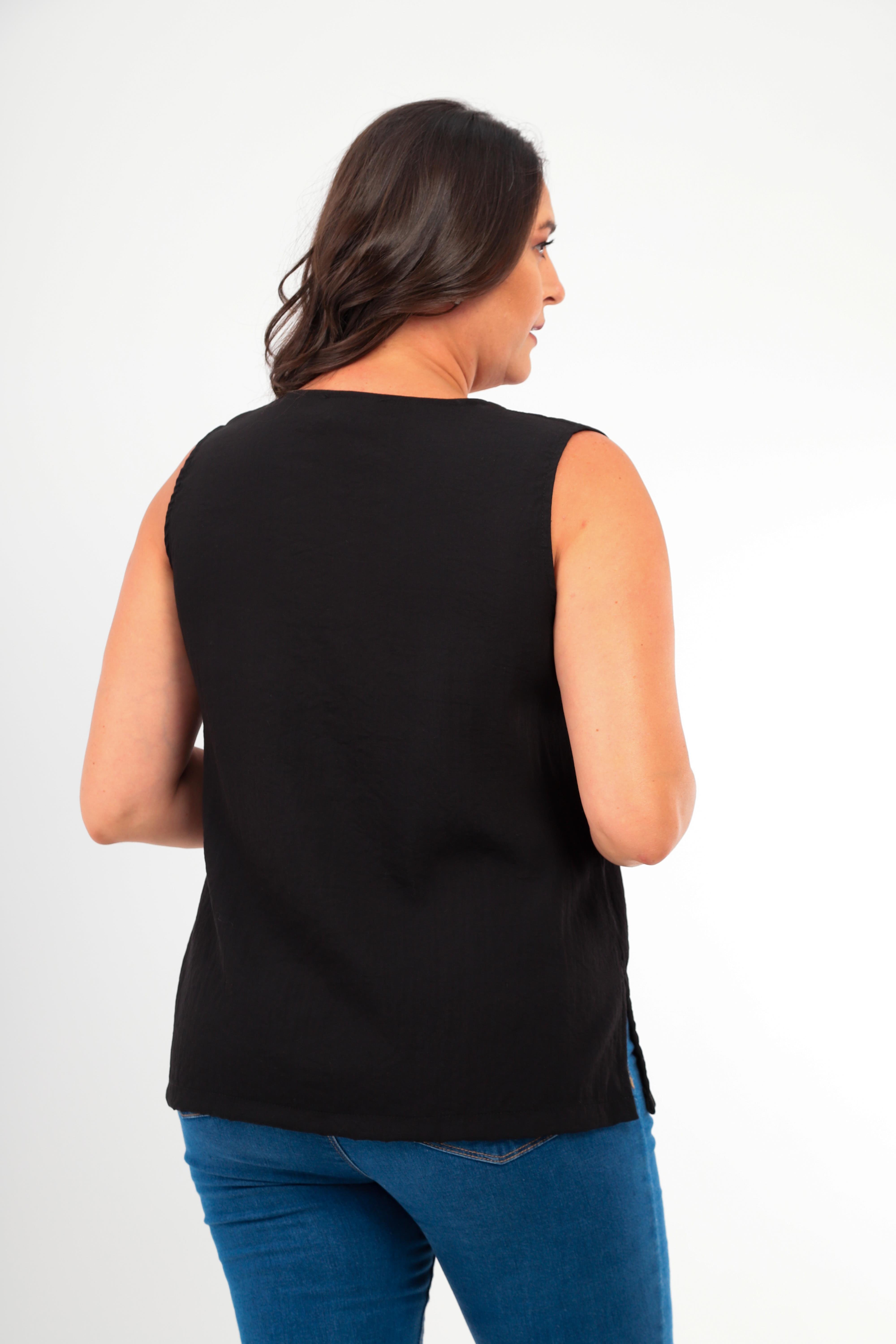 Trend42plus Büyük Beden V yaka Yırtmaç Detaylı Kolsuz Siyah Bluz