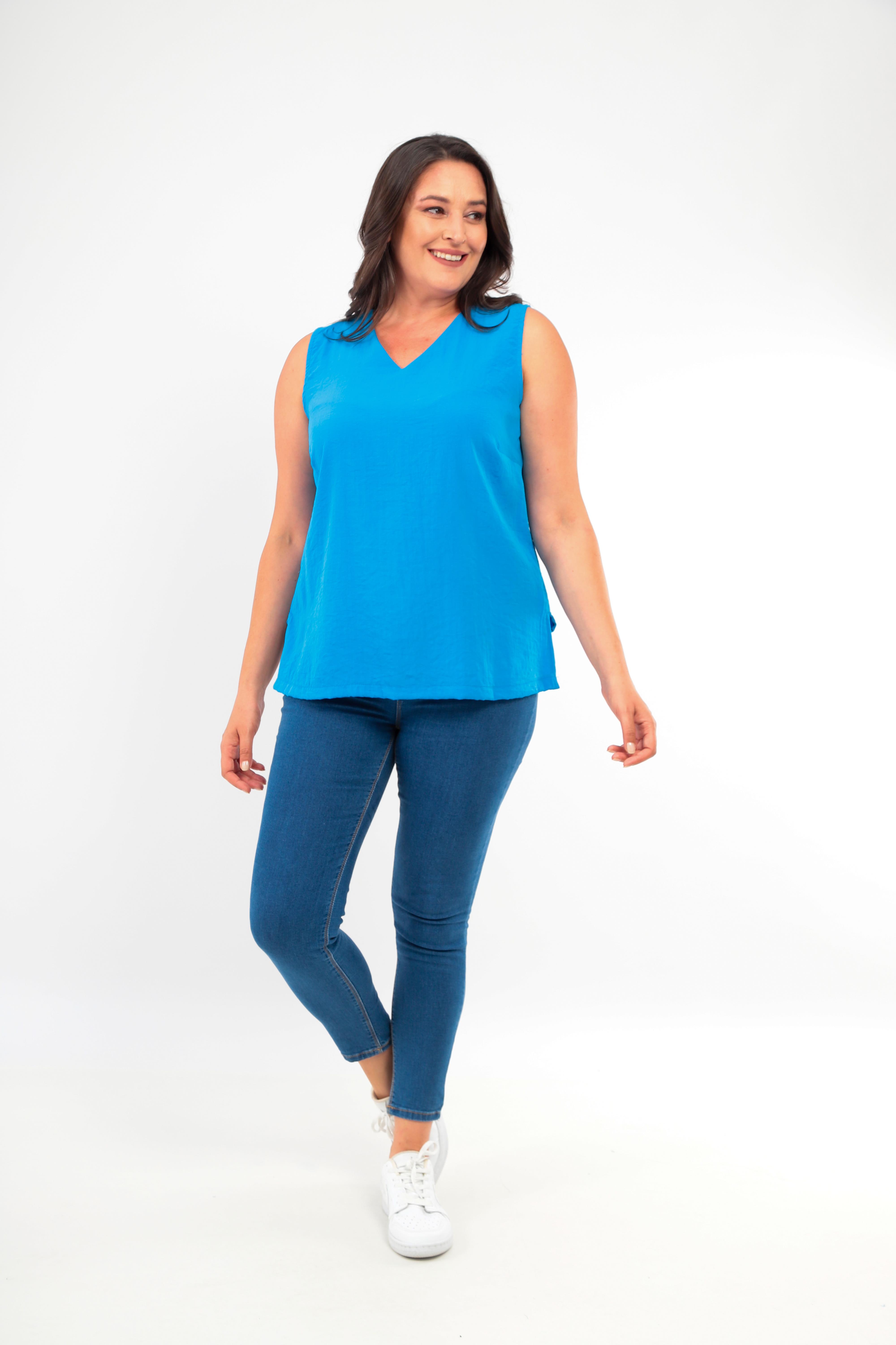 Trend42plus Büyük Beden V yaka Yırtmaç Detaylı Kolsuz İndigo Bluz