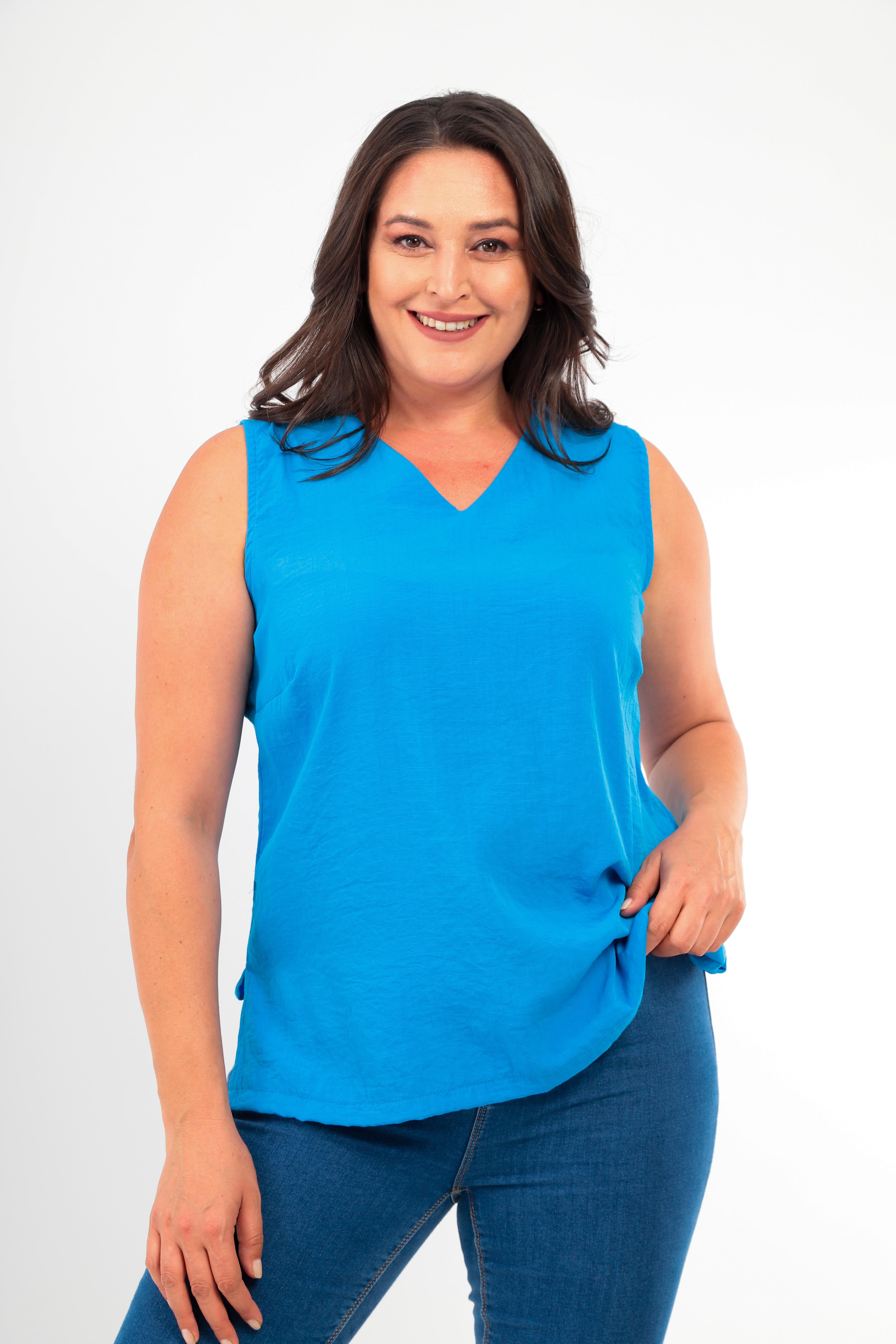 Trend42plus Büyük Beden V yaka Yırtmaç Detaylı Kolsuz İndigo Bluz