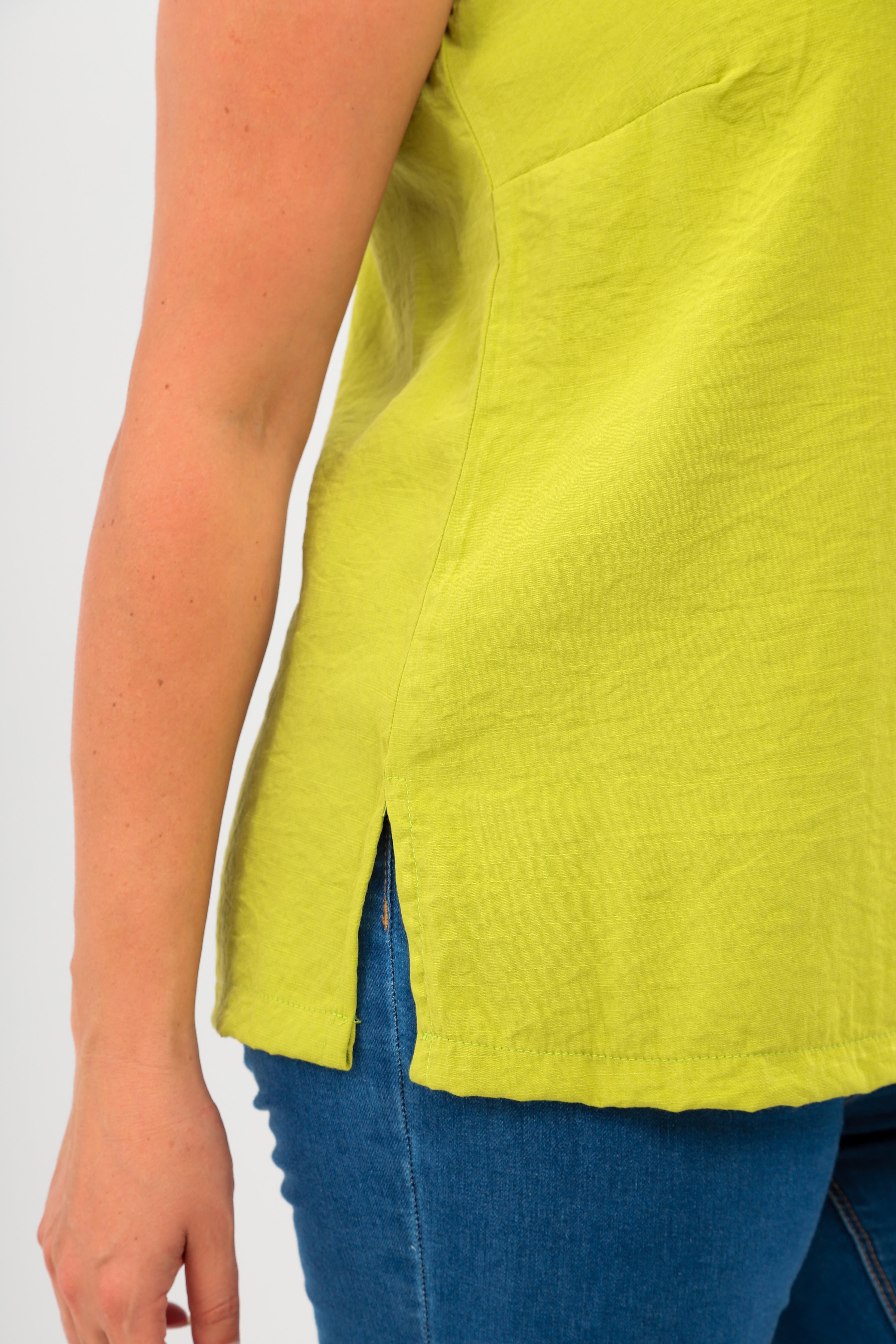 Trend42plus Büyük Beden V yaka Yırtmaç Detaylı Kolsuz Yağ Yeşili Bluz