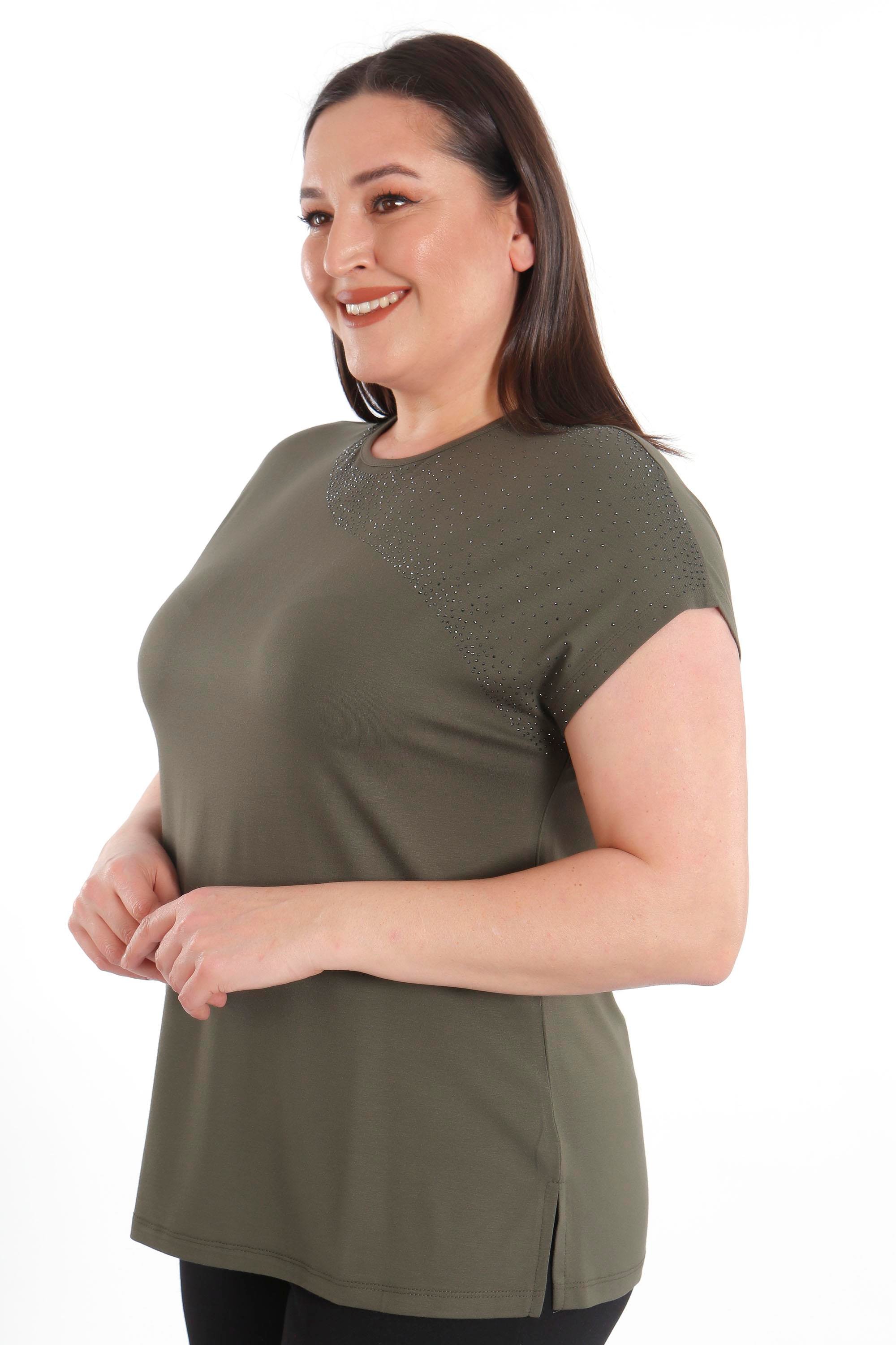Trend42plus Omuz Kısmı Crystal taşlı Kısa Kol Büyük Beden Viskoz Haki Kadın T-Shirt