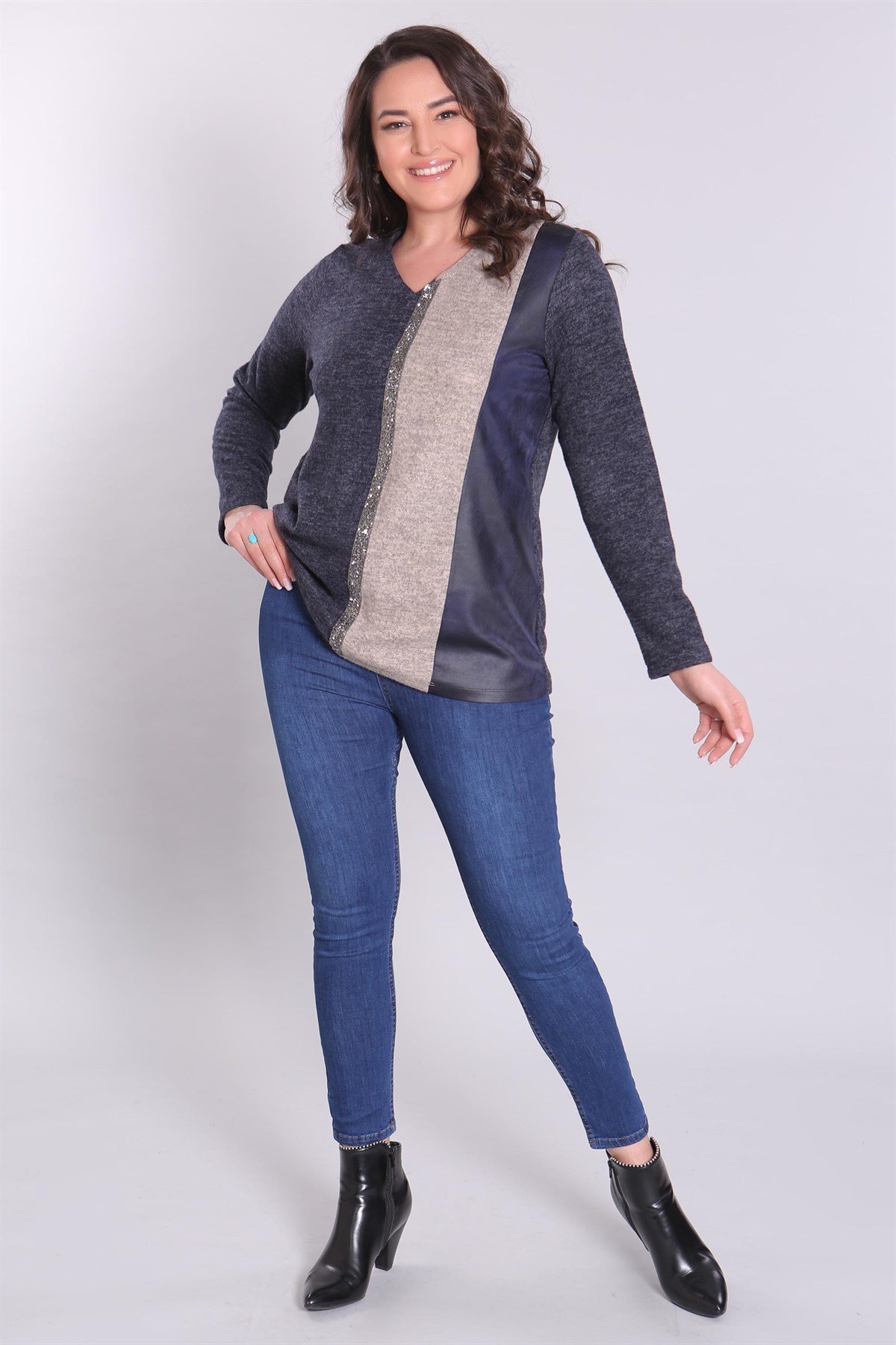 V Yaka Taş Şeritli Lacivert Büyük Beden Bluz