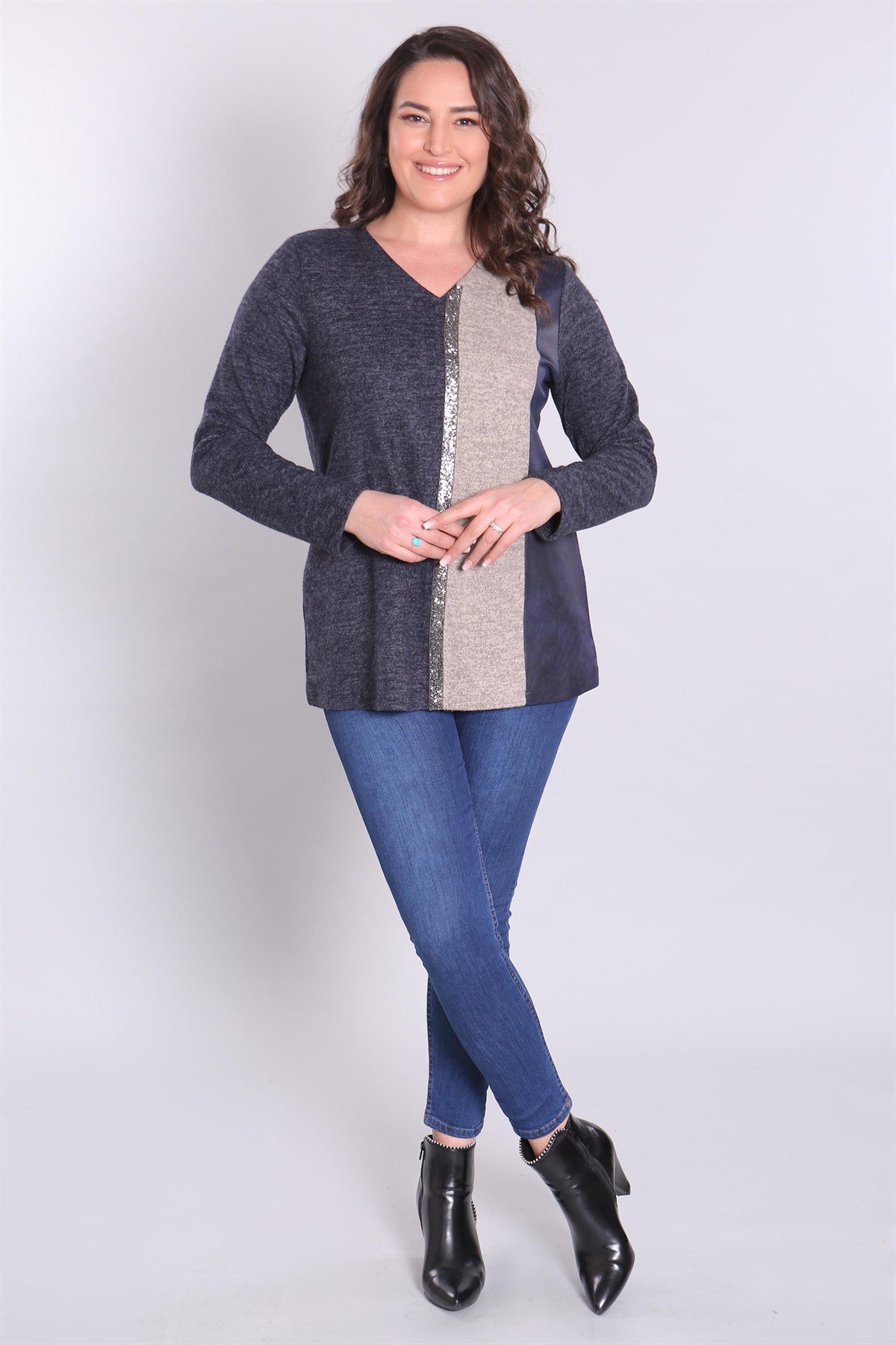 V Yaka Taş Şeritli Lacivert Büyük Beden Bluz