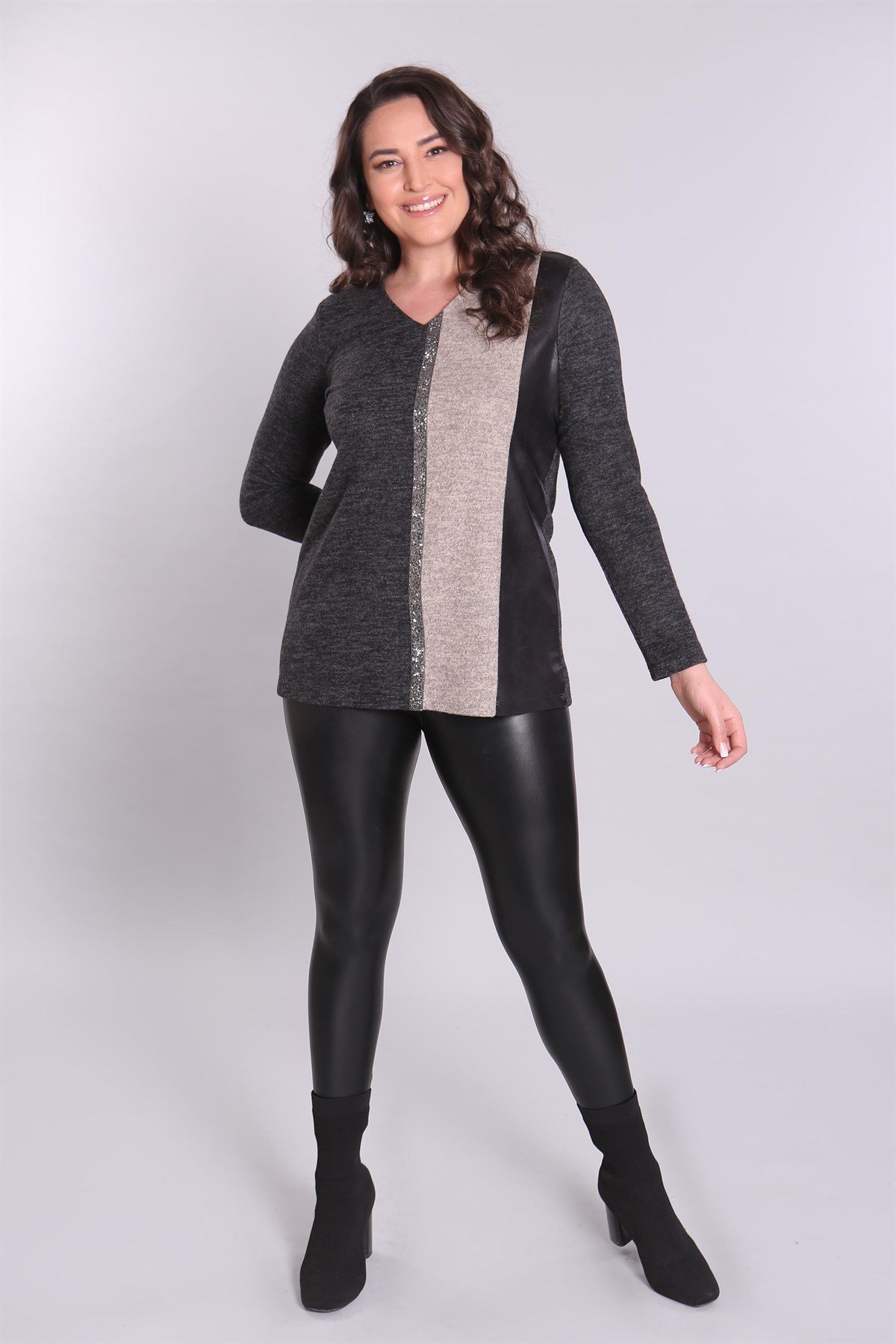 V Yaka Taş Şeritli Siyah Büyük Beden Bluz