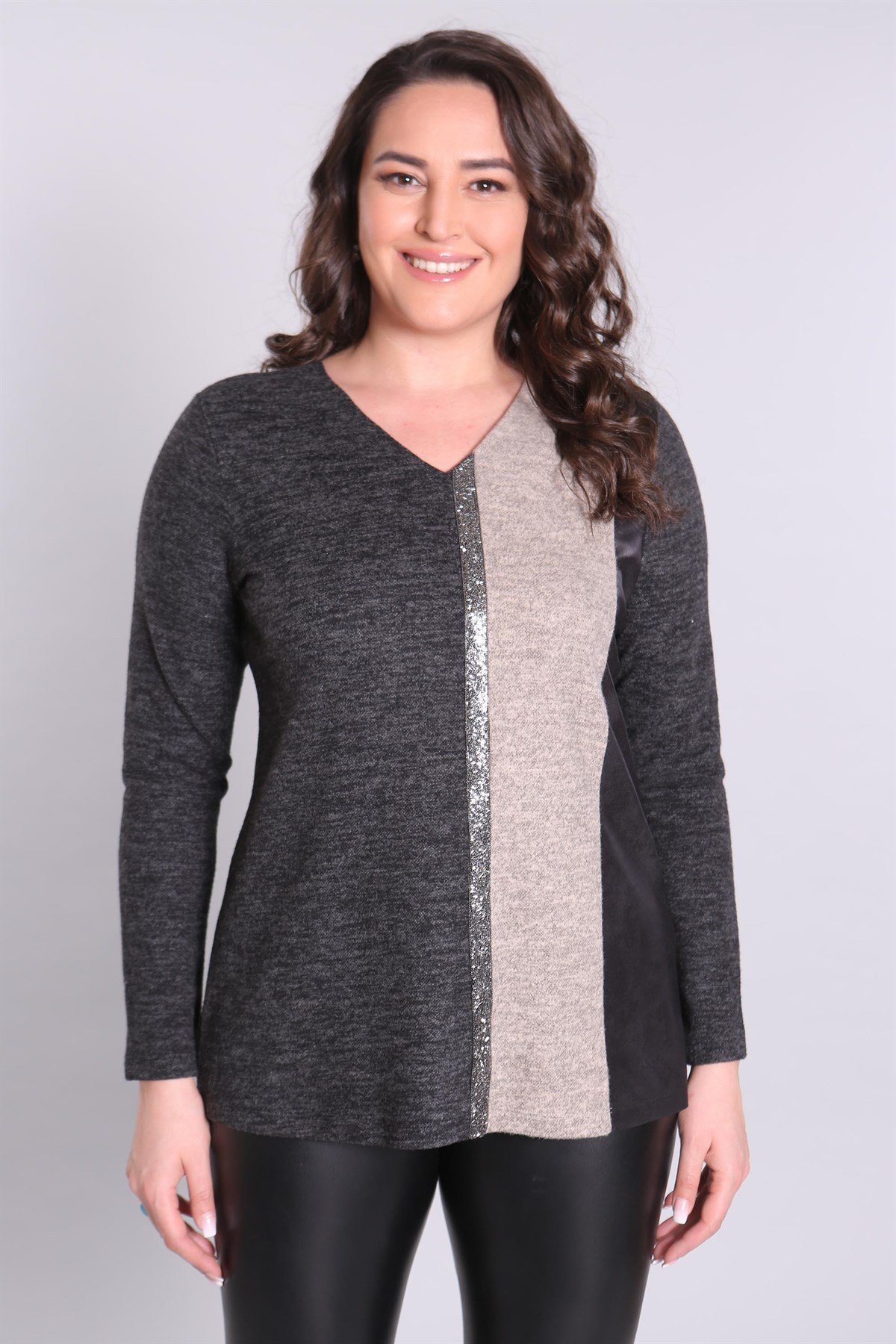 V Yaka Taş Şeritli Siyah Büyük Beden Bluz