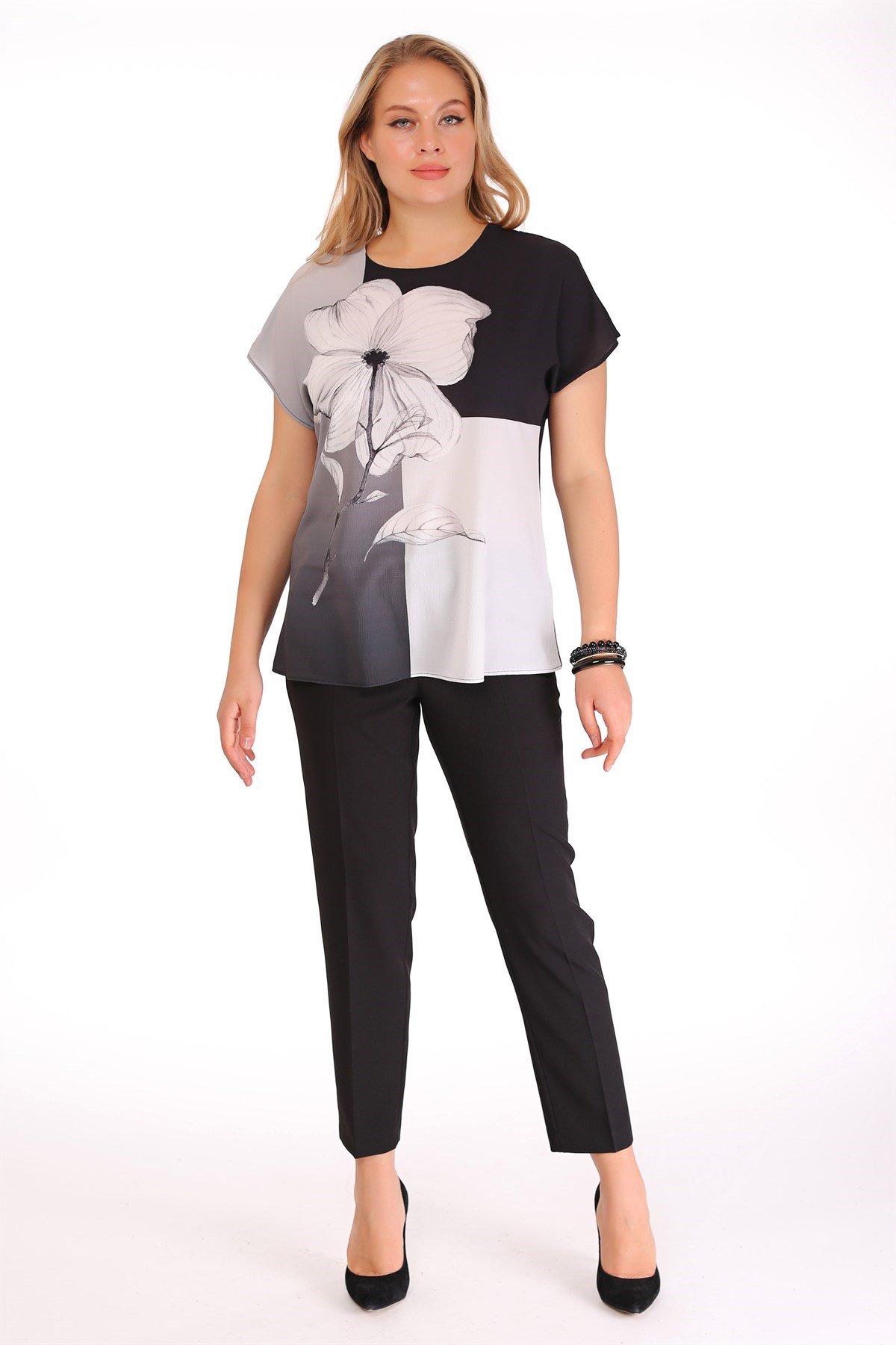 Yonca Desenli Düşük Kol Siyah Bluz