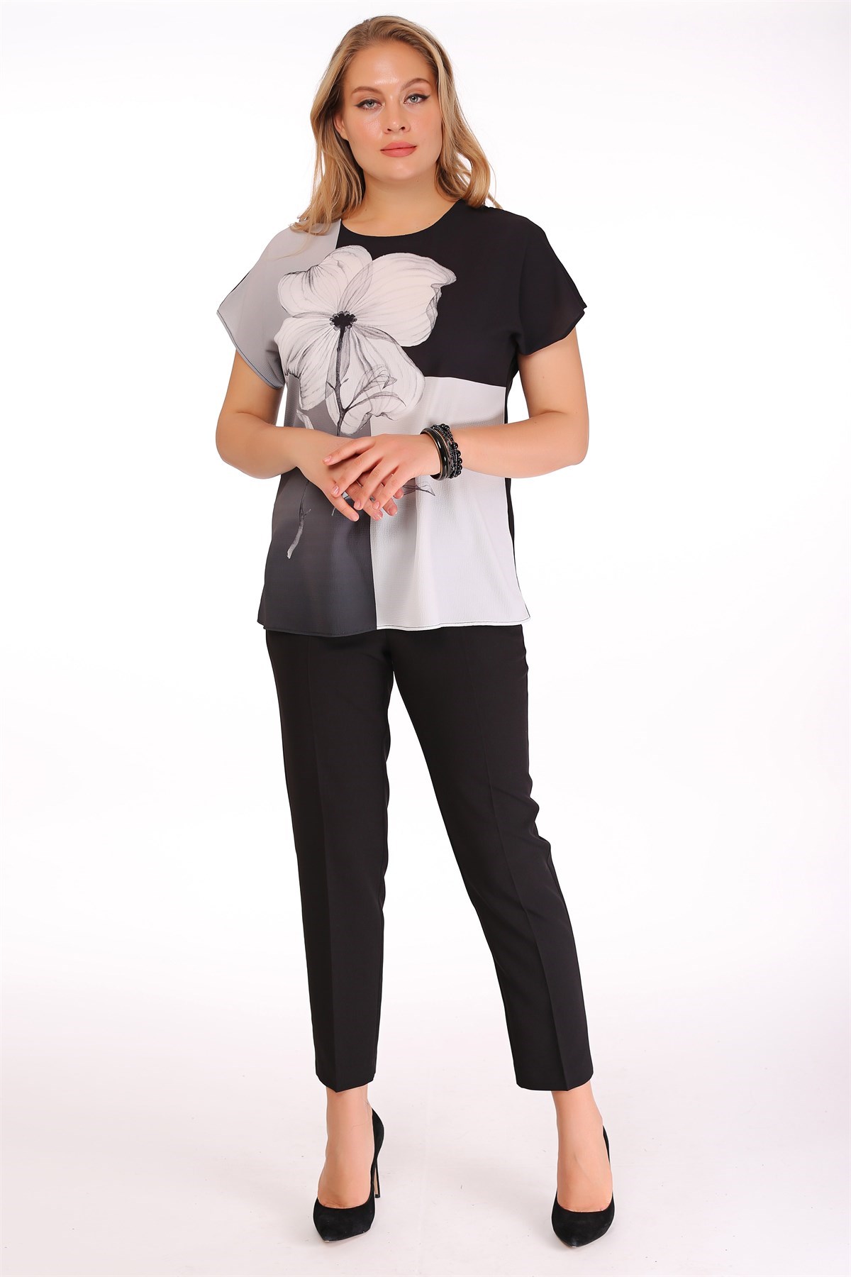 Yonca Desenli Düşük Kol Siyah Bluz