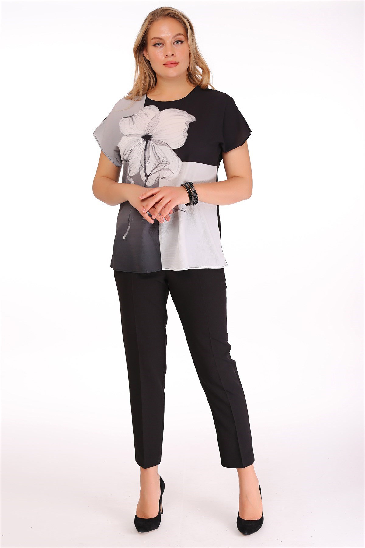 Yonca Desenli Düşük Kol Siyah Bluz