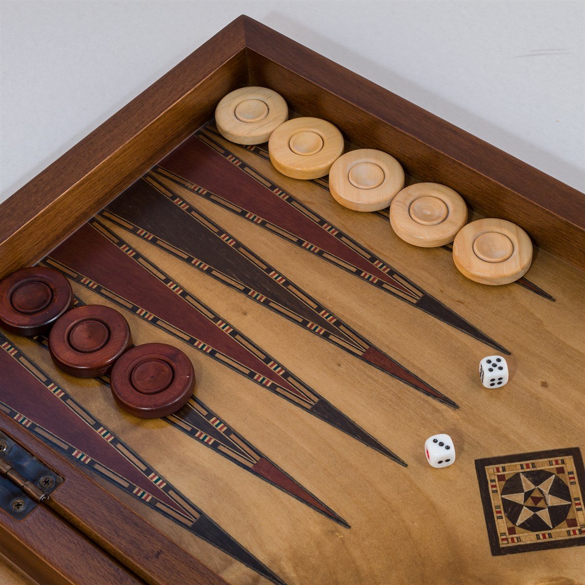 KLASİK  TAVLA İŞLEMELİ  BÜYÜK BOY 50X50 cmHelena Wood Art2236.MAZ