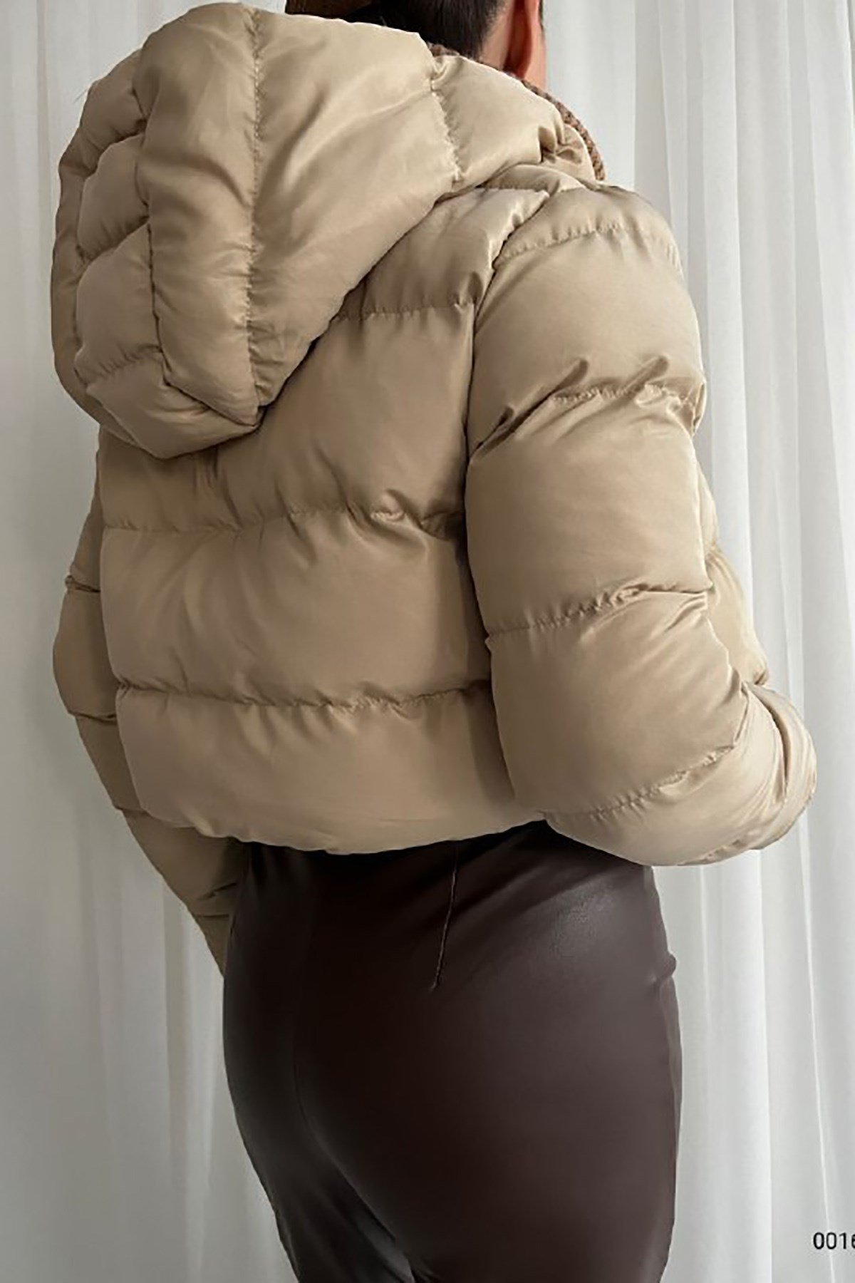 Krem Rengi Kısa Model Şapkalı Şişme Mont
