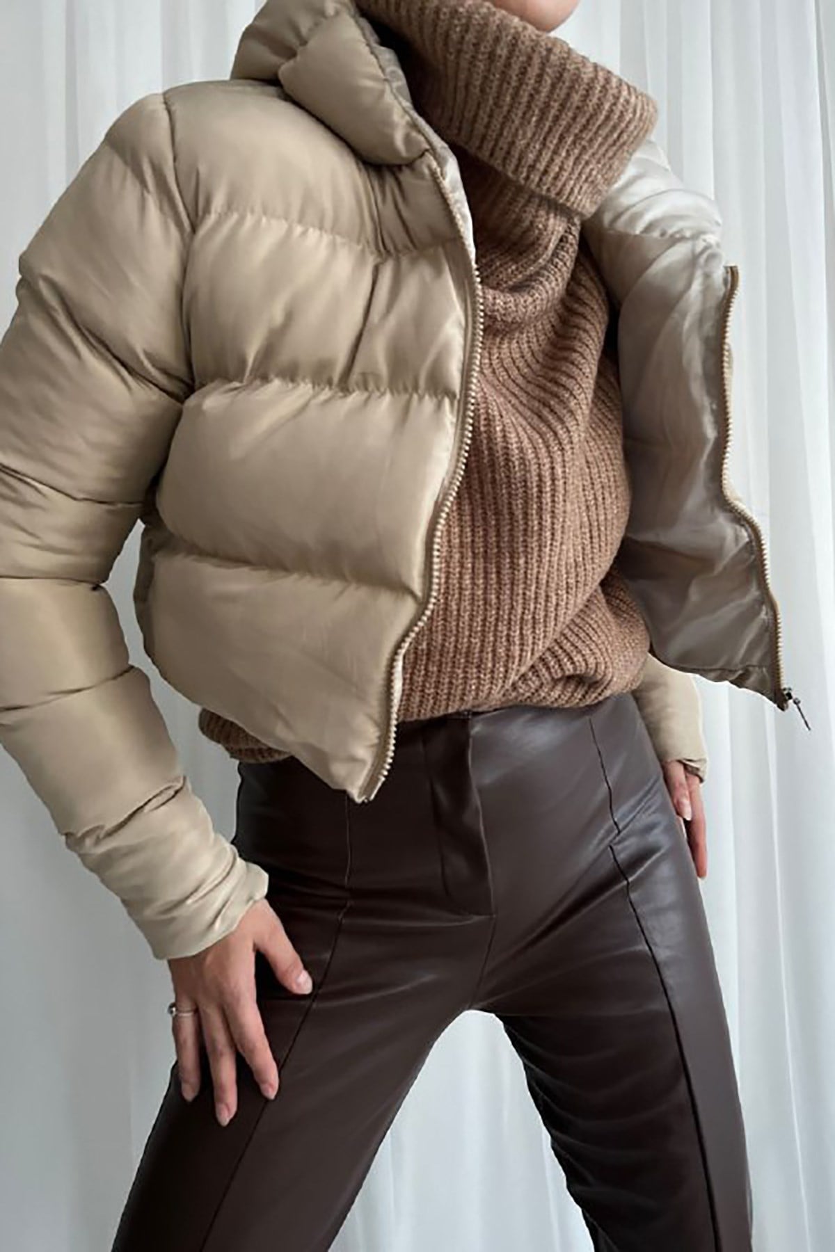 Krem Rengi Kısa Model Şapkalı Şişme Mont