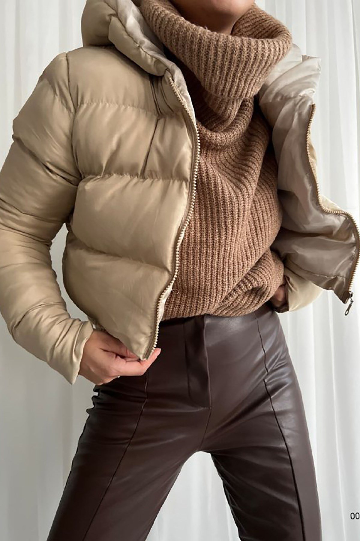 Krem Rengi Kısa Model Şapkalı Şişme Mont
