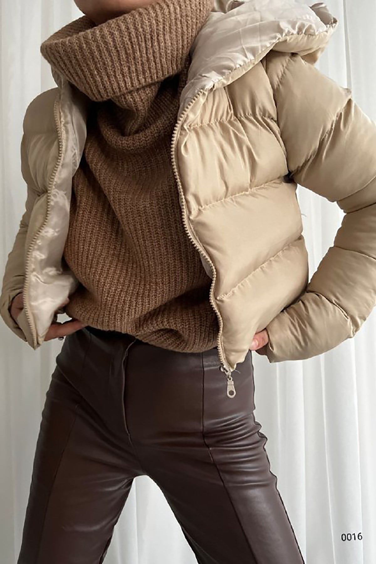Krem Rengi Kısa Model Şapkalı Şişme Mont