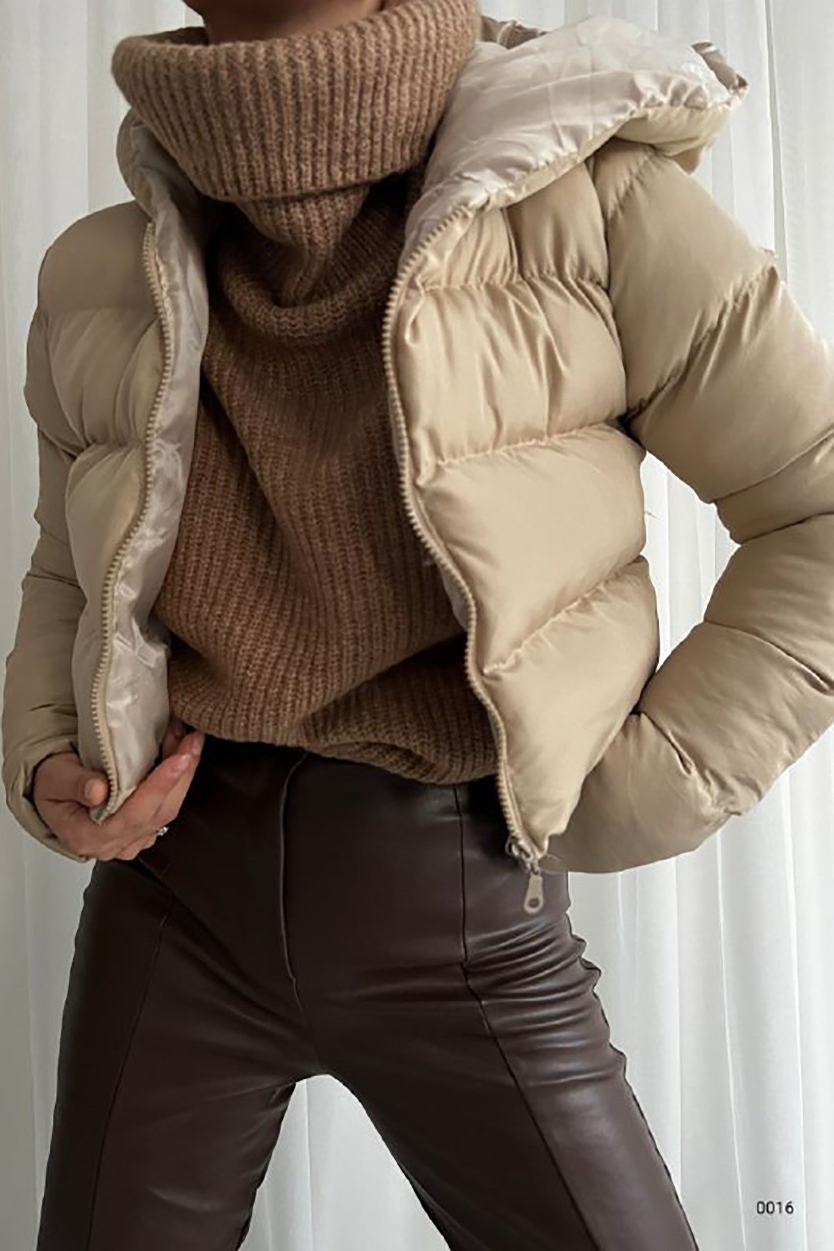 Krem Rengi Kısa Model Şapkalı Şişme Mont