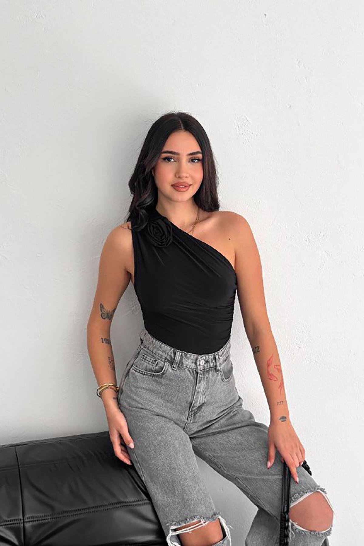 Siyah Gül Broşlu Drapeli Bluz