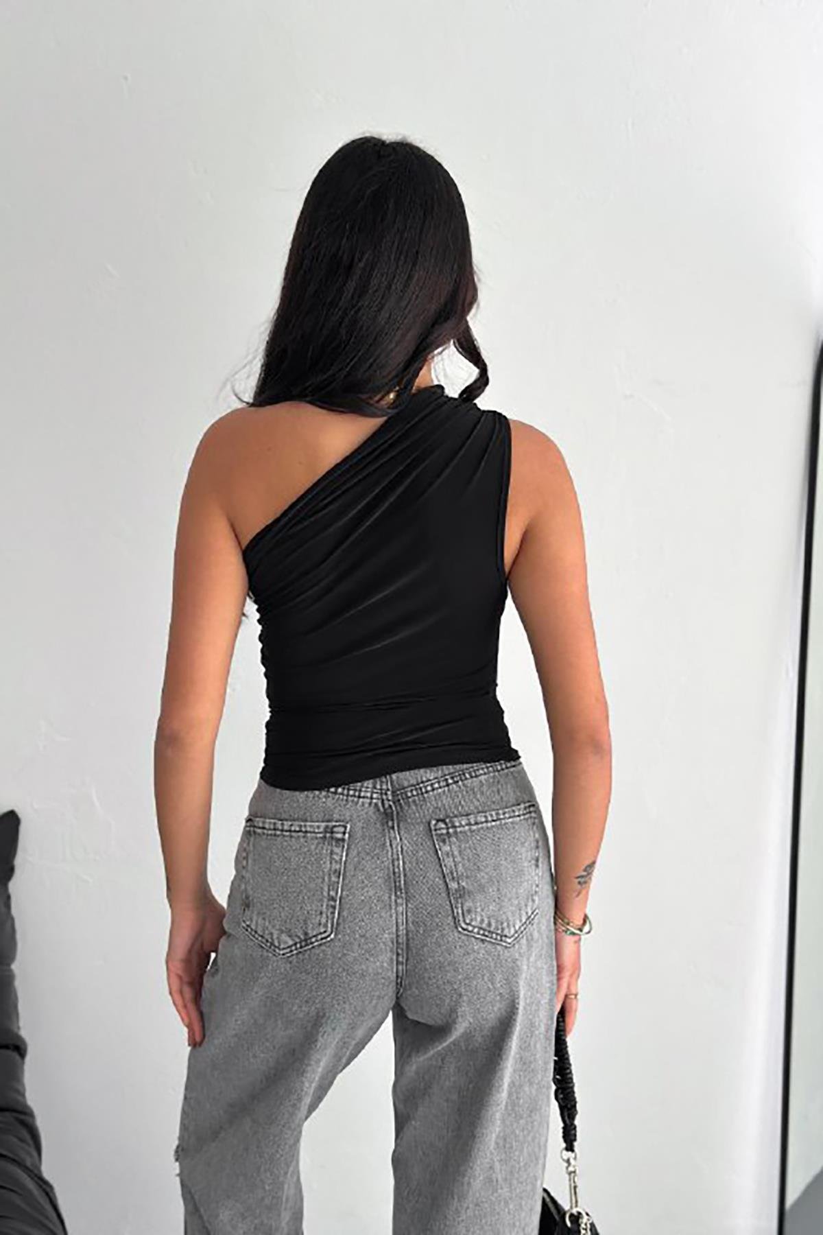 Siyah Gül Broşlu Drapeli Bluz