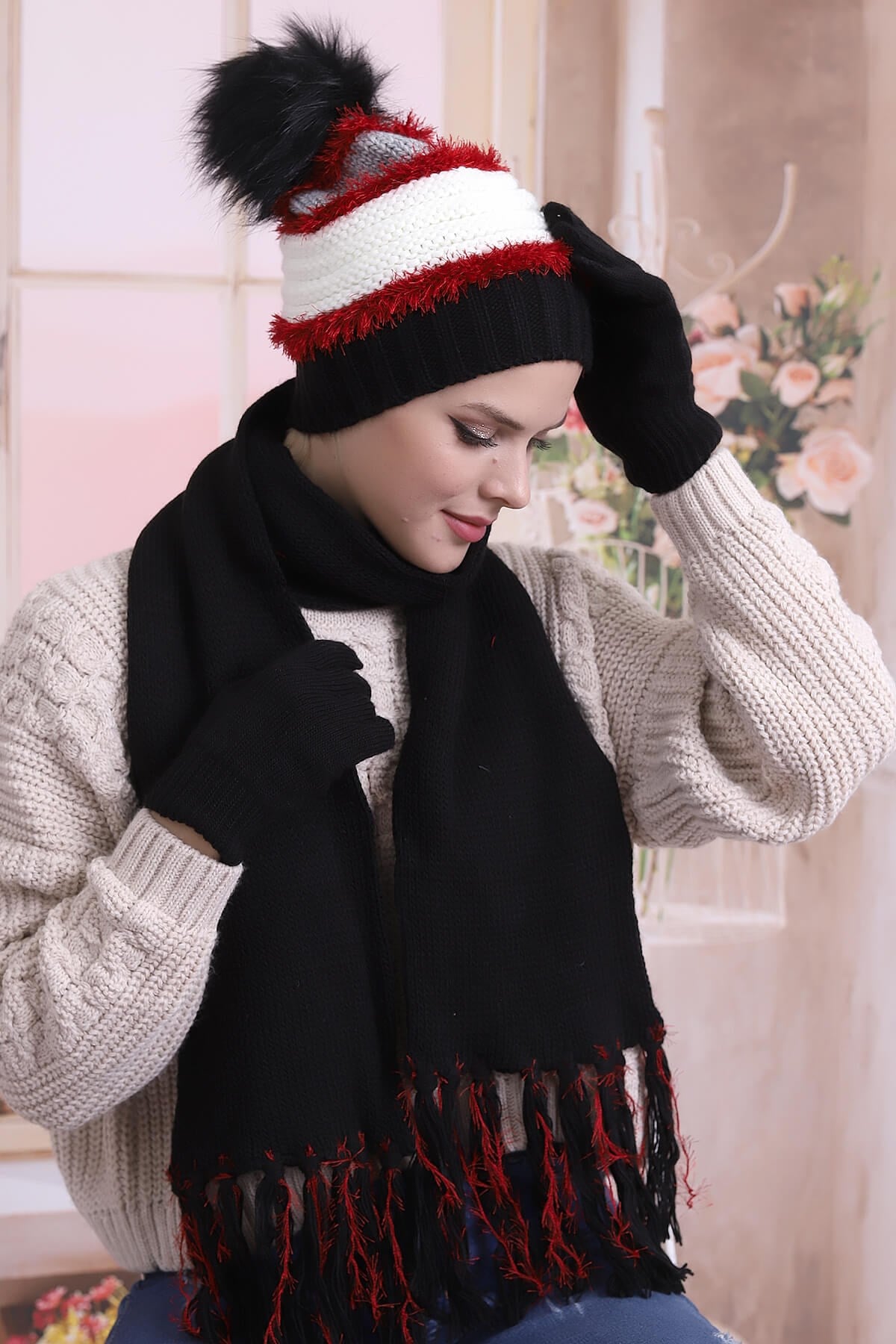 Siyah Püskül Detaylı Atkı Bere Eldiven Takımı