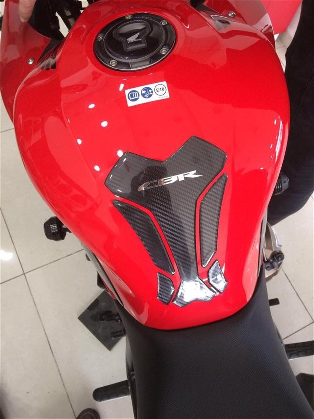 Honda Gümüş CBR Yazılı Orjinal Karbon Tank Pad