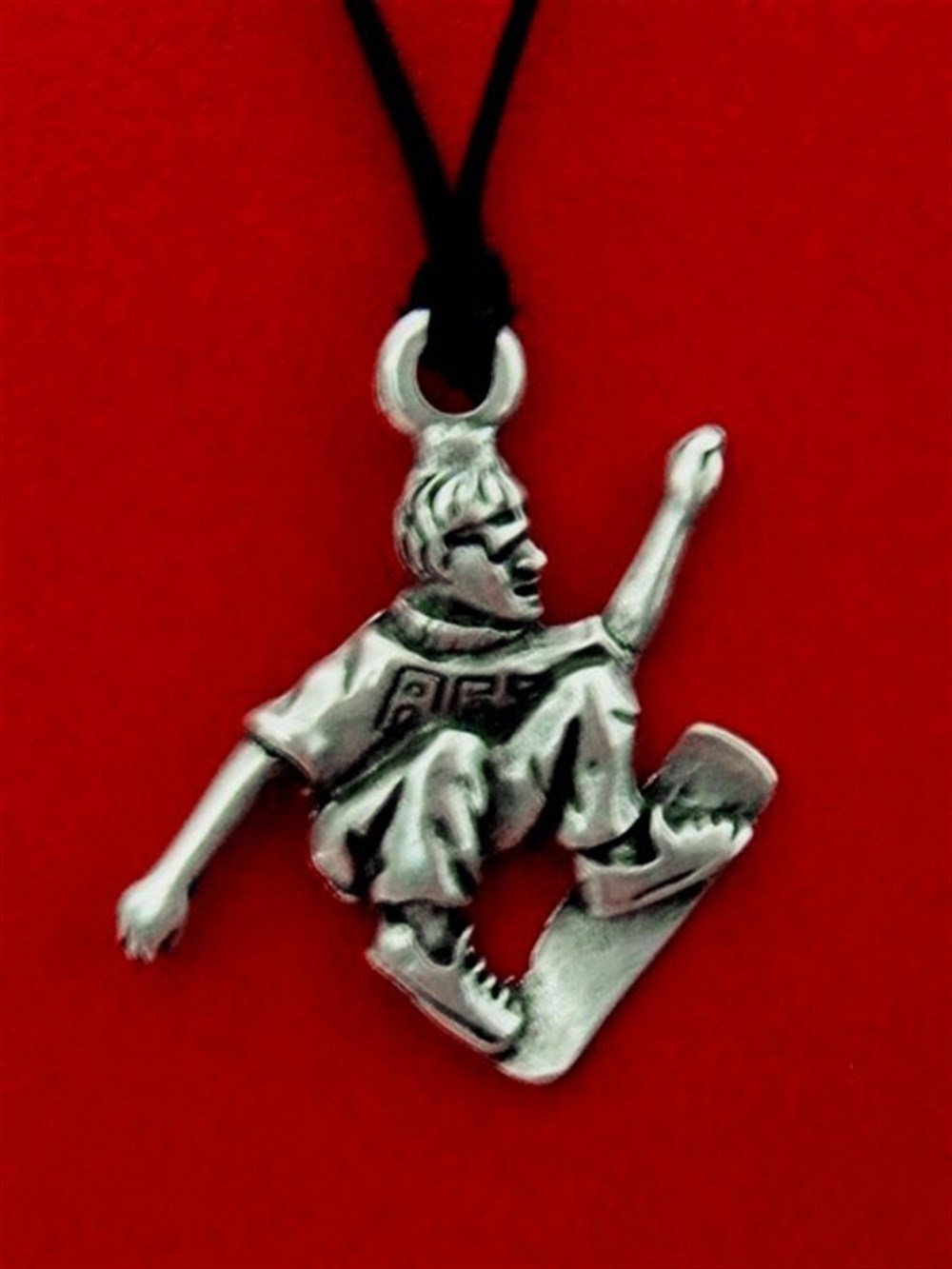 Kaykay Yapan Genç Figürlü Kolye