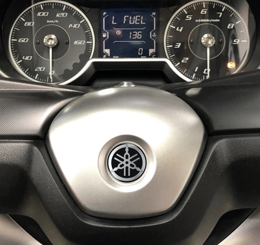 YAMAHA NMAX SISSY BAR VE GİDON GÜMÜŞ YAMAHA LOGOSU 2 ADET