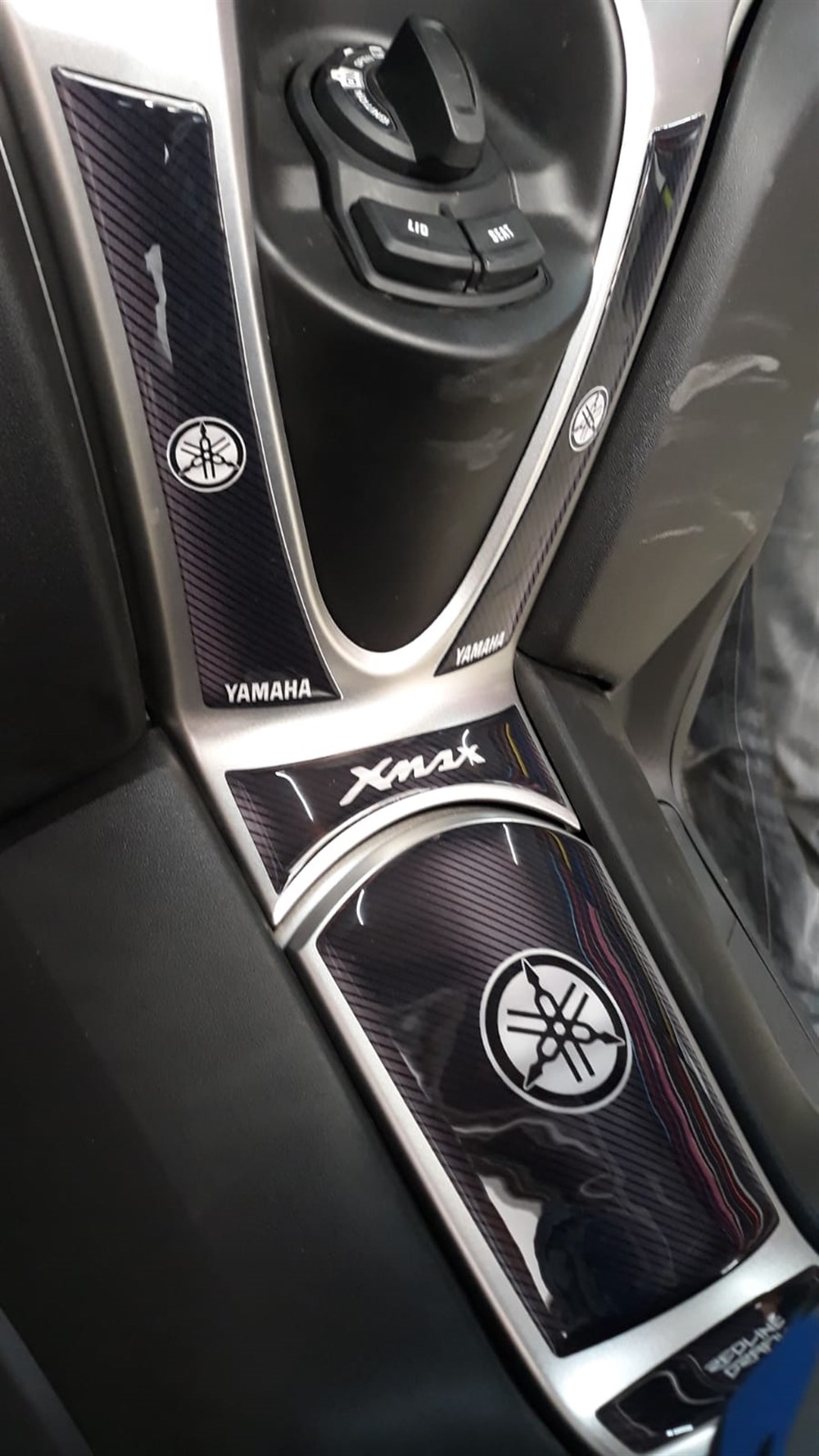 YAMAHA XMAX 2018 TANK PAD SET 2018 VE ÜZERİ MODELLER İLE UYUMLU