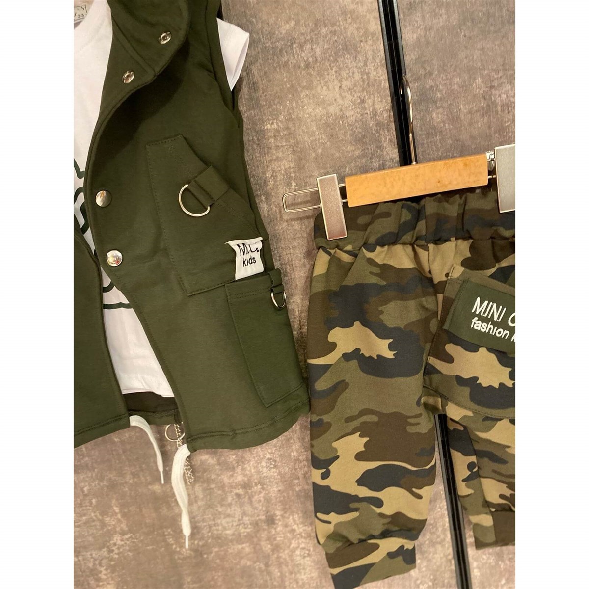 Erkek Çocuk Zincir Detaylı Kaprili Kamuflaj Takım-Erkek Çocuk Alt Üst Takım-QuzucukKids.com