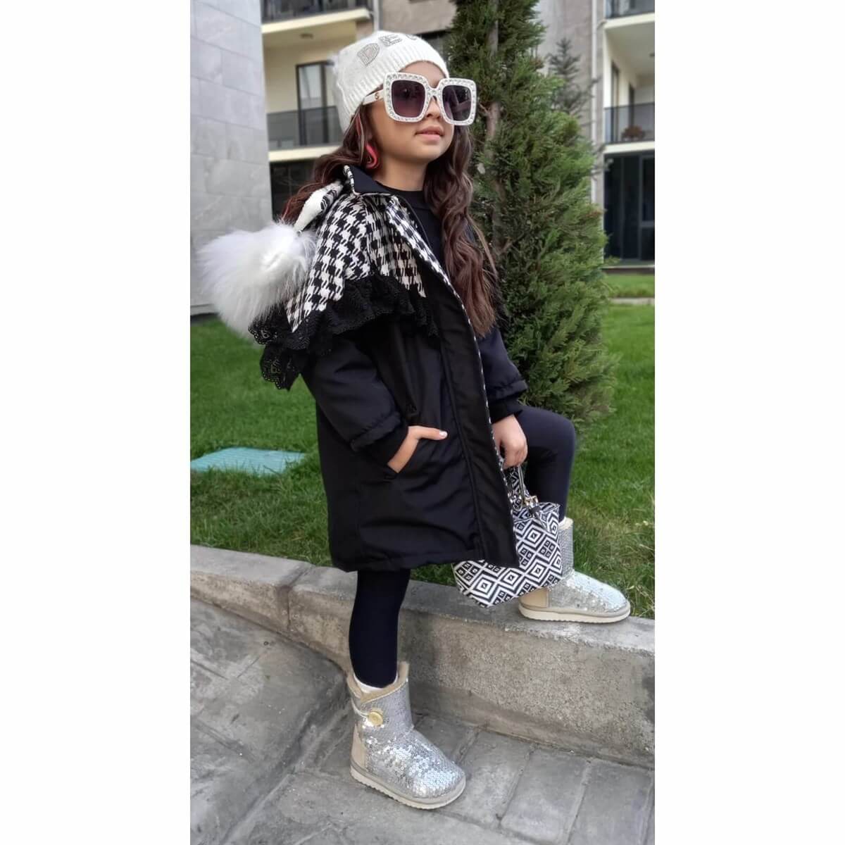 Kız Çocuk Kürk Yakalı Güpürlü Siyah Mont-Kız Çocuk Mont-QuzucukKids.com