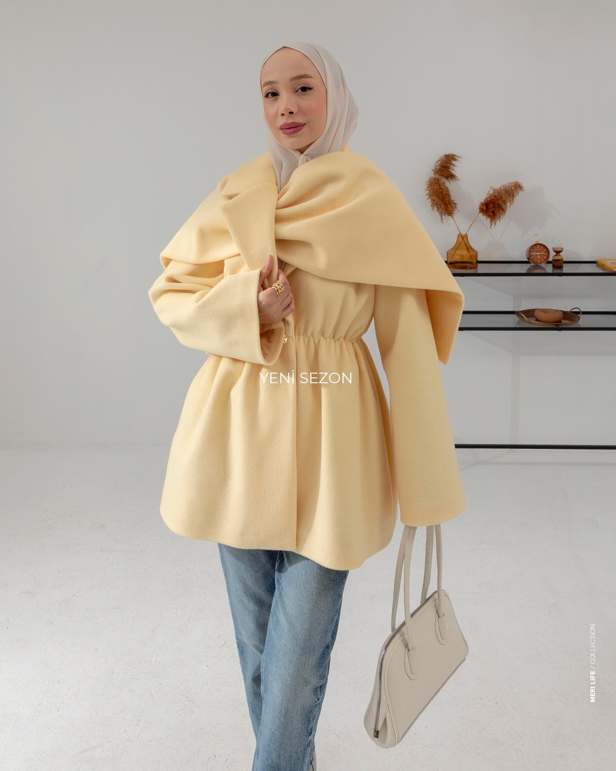 Atkı Detaylı Beli Lastikli Sarı Kaşe Ceket