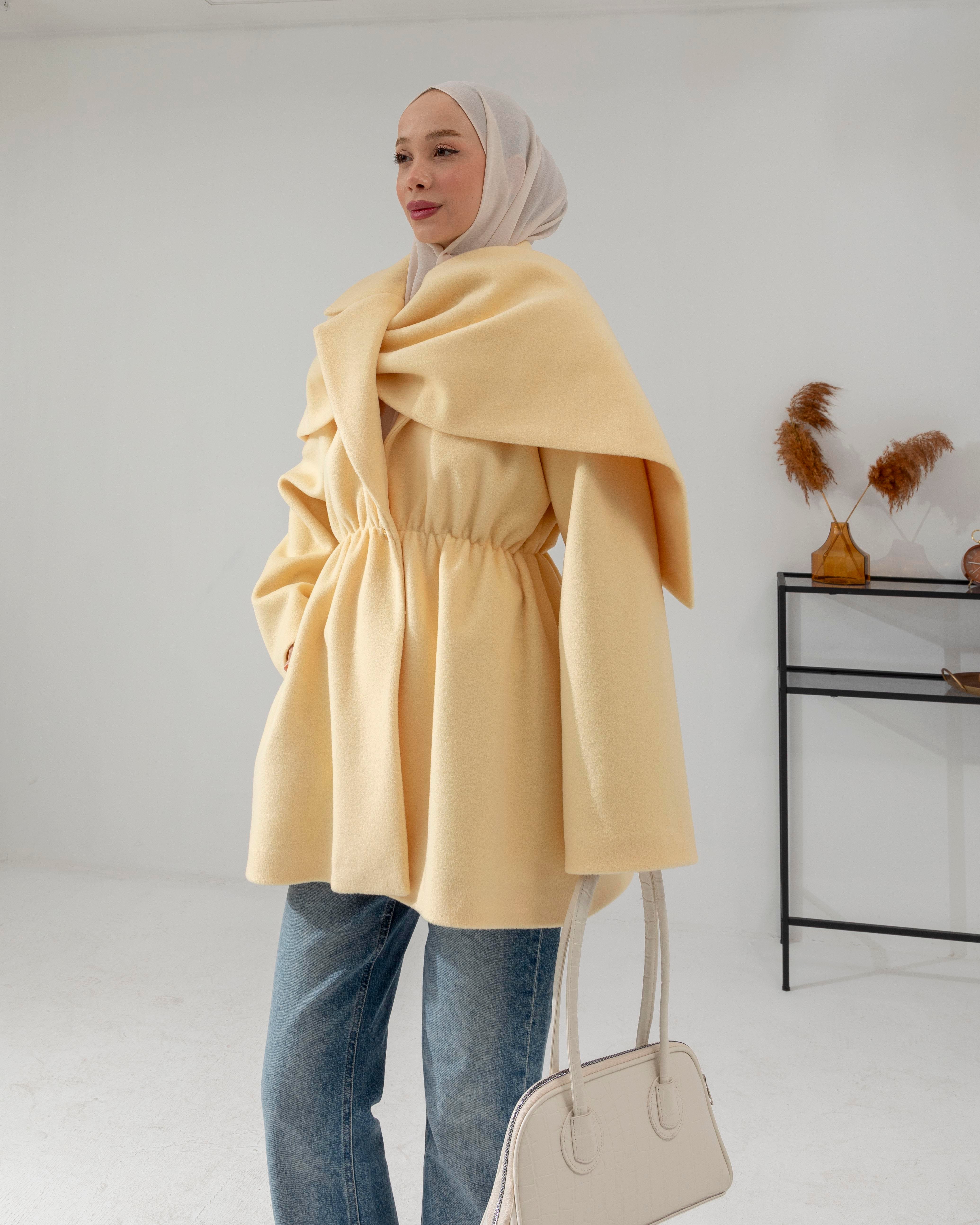 Atkı Detaylı Beli Lastikli Sarı Kaşe Ceket