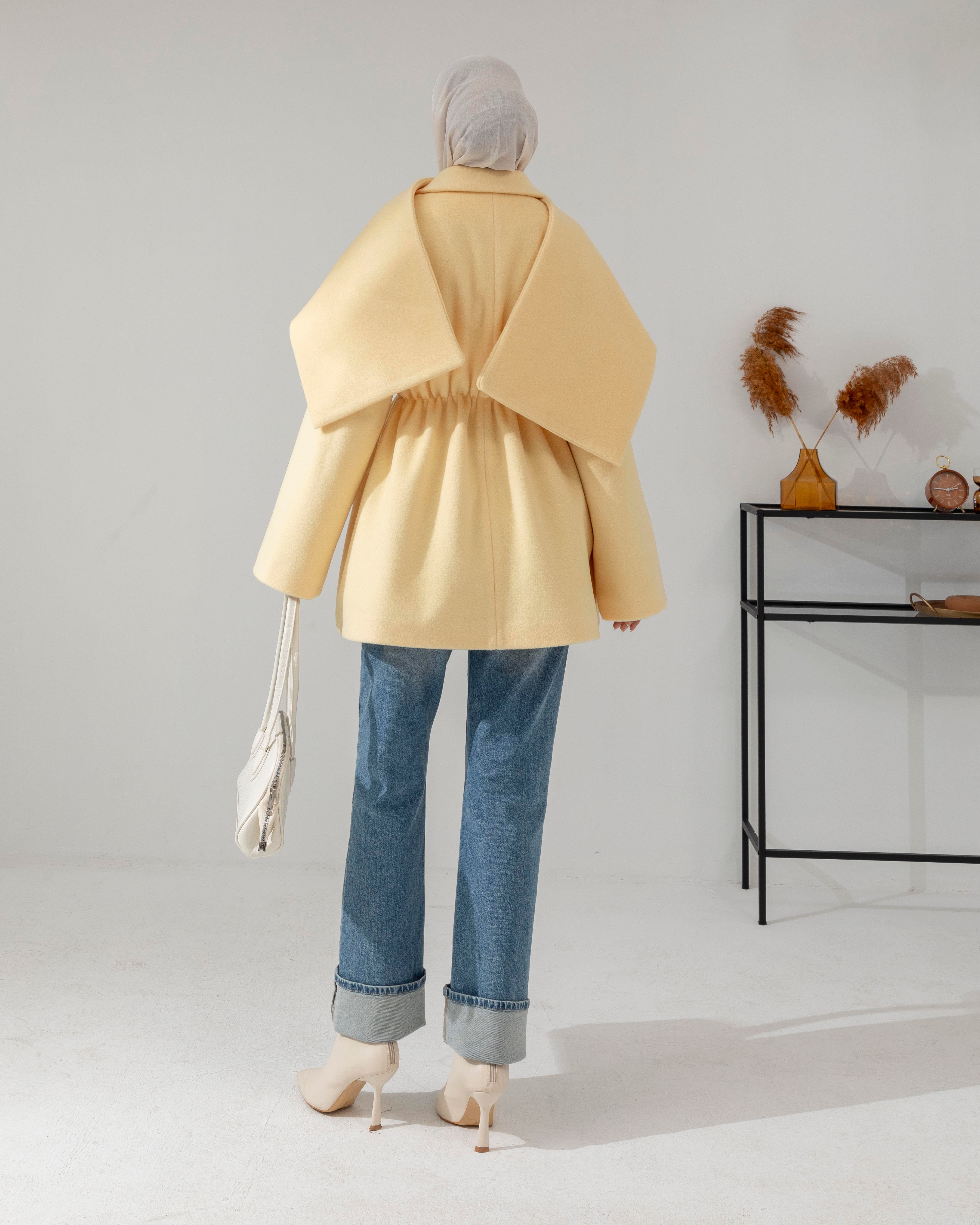 Atkı Detaylı Beli Lastikli Sarı Kaşe Ceket