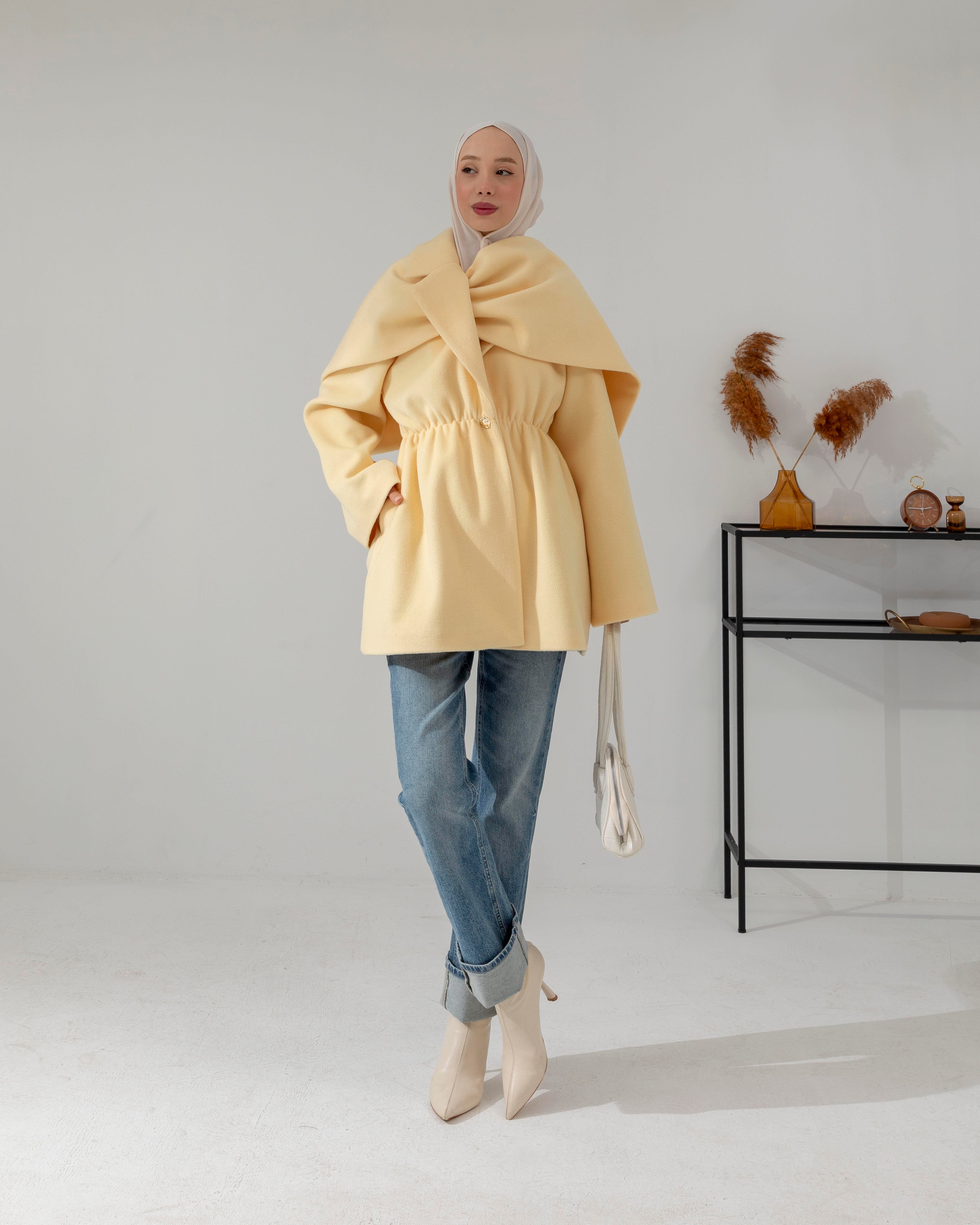 Atkı Detaylı Beli Lastikli Sarı Kaşe Ceket