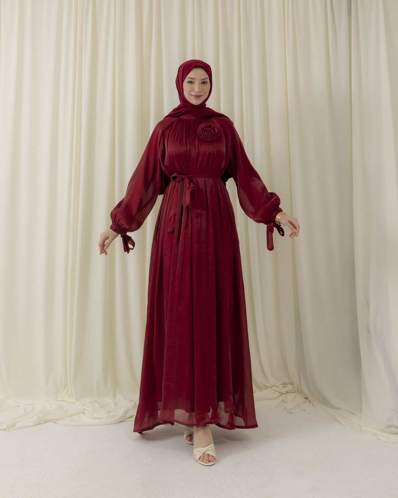 Kol Bağcıklı Aksesuarlı Bordo Elbise