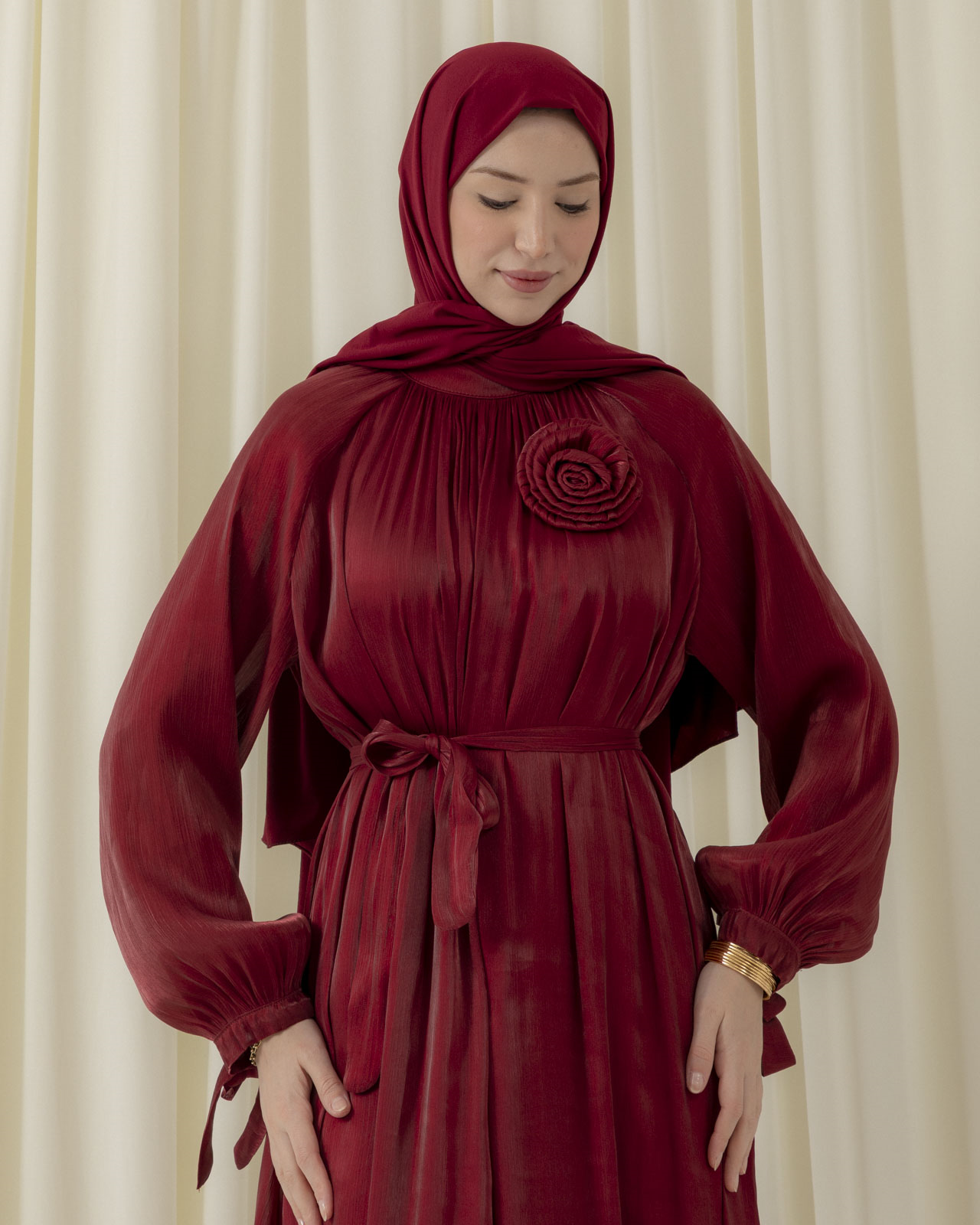 Kol Bağcıklı Aksesuarlı Bordo Elbise