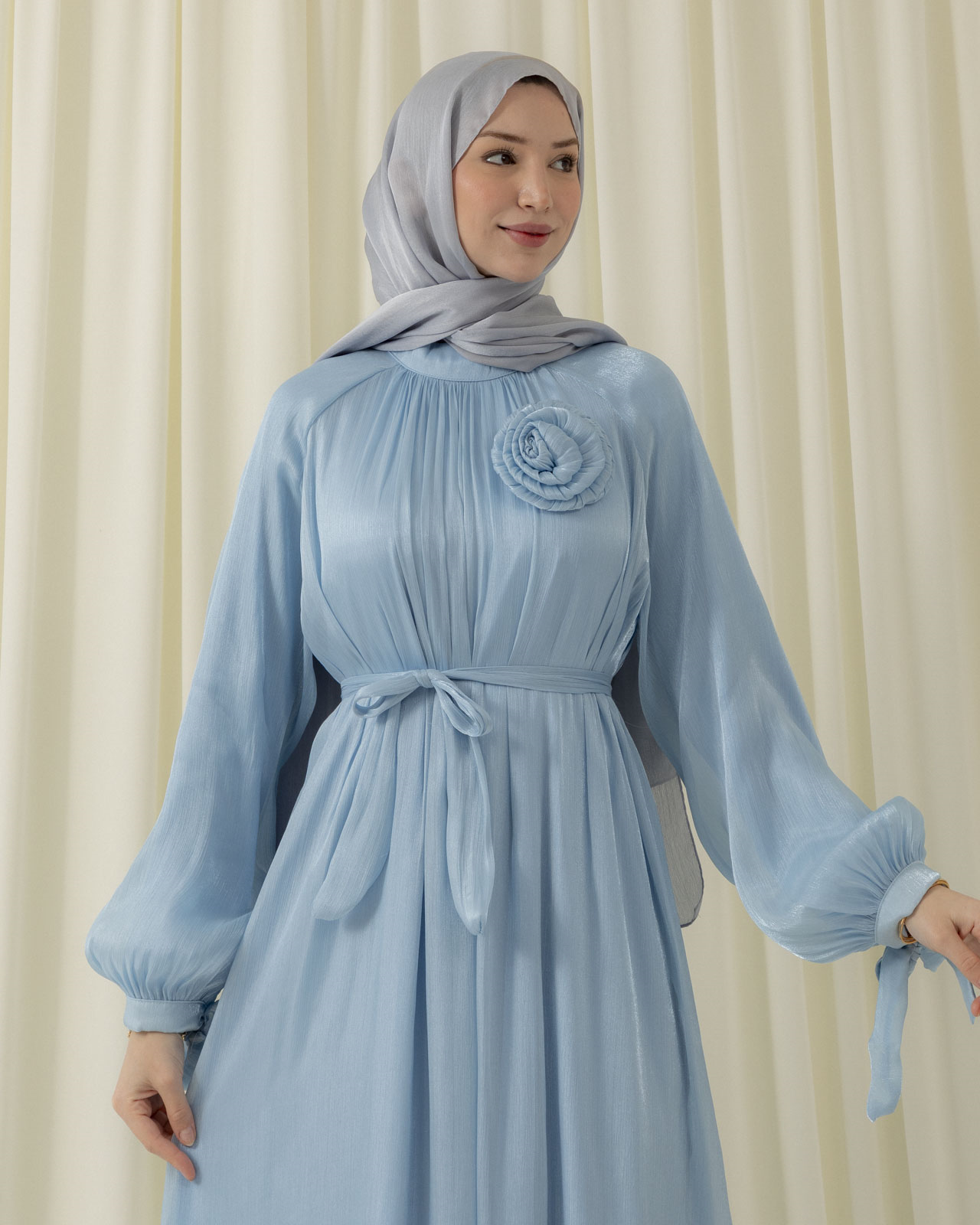 Kol Bağcıklı Aksesuarlı Buz Mavi Elbise