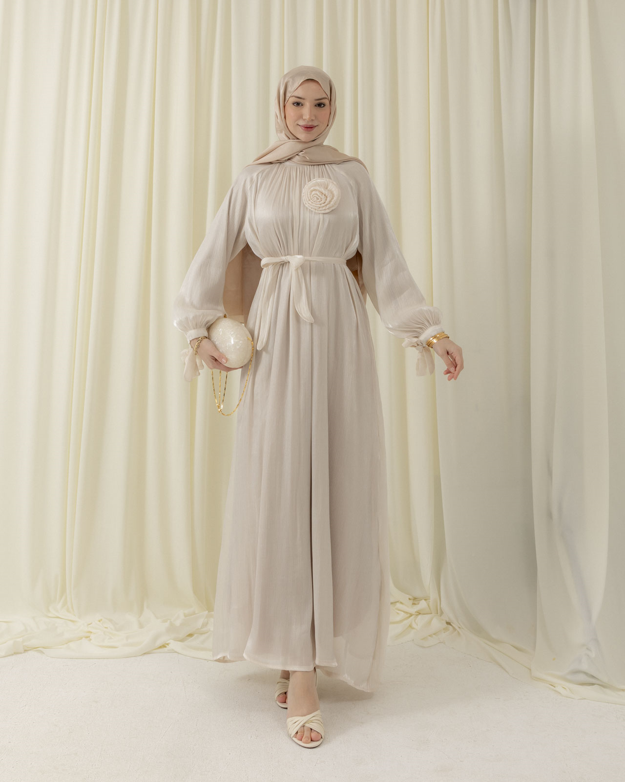 Kol Bağcıklı Aksesuarlı Krem Elbise