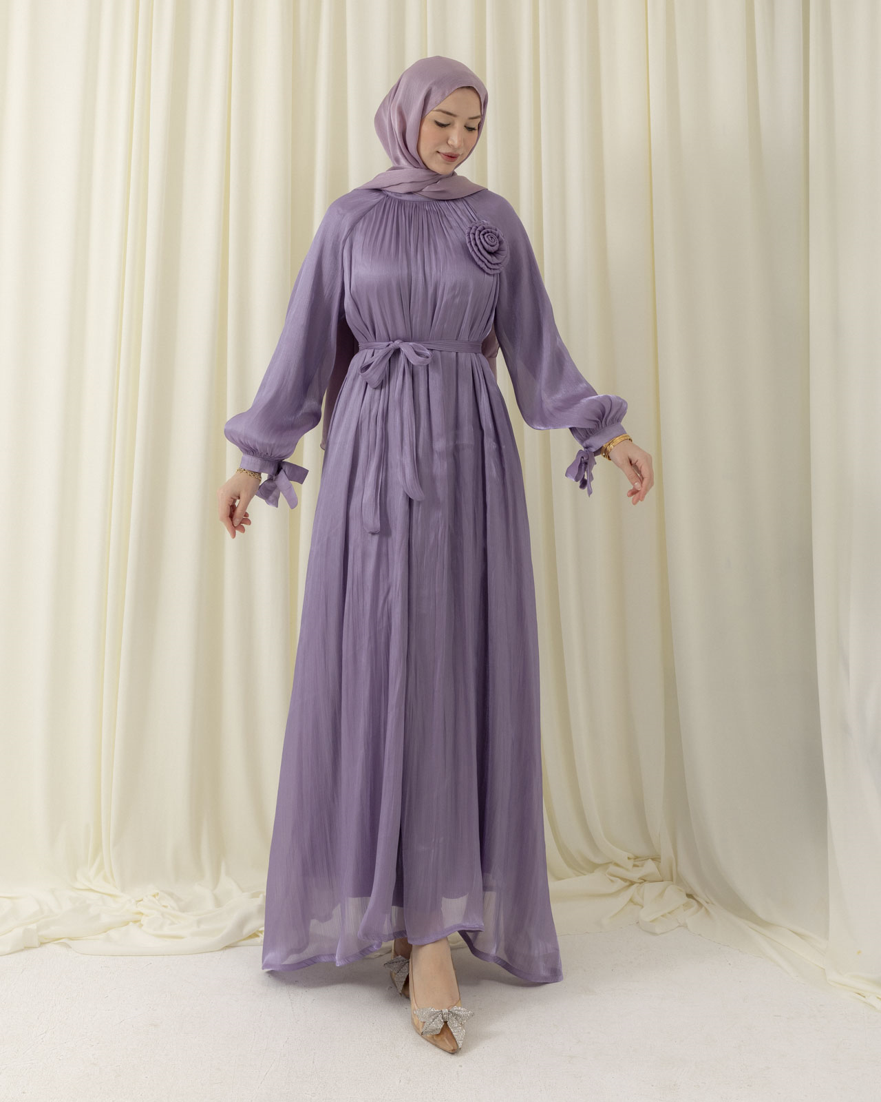 Kol Bağcıklı Aksesuarlı Lila Elbise