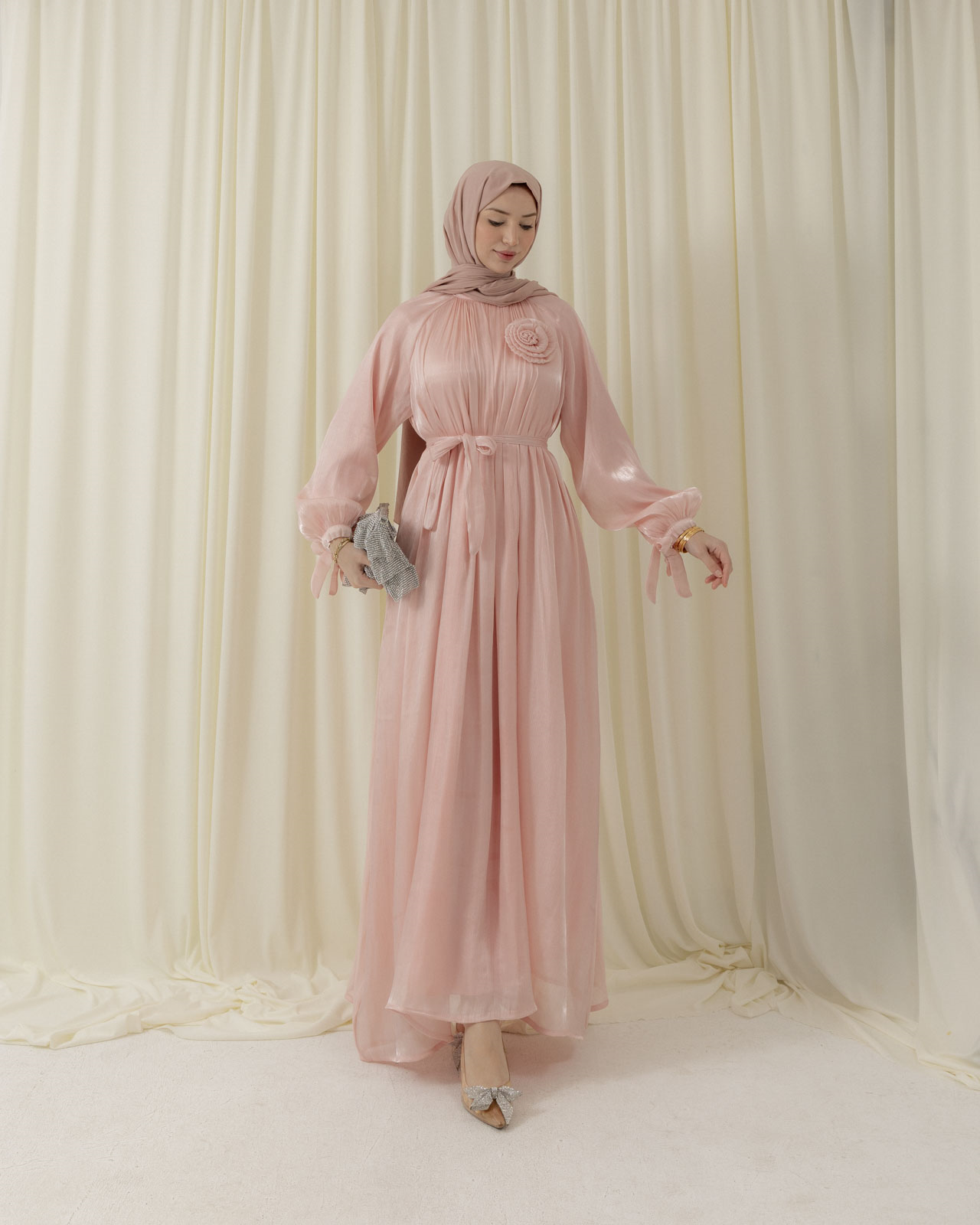 Kol Bağcıklı Aksesuarlı Pembe Elbise