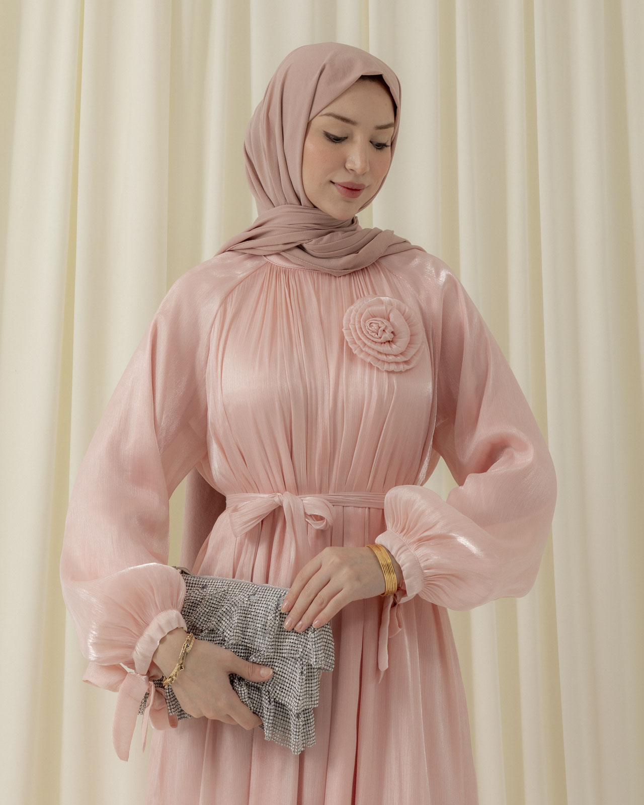 Kol Bağcıklı Aksesuarlı Pembe Elbise