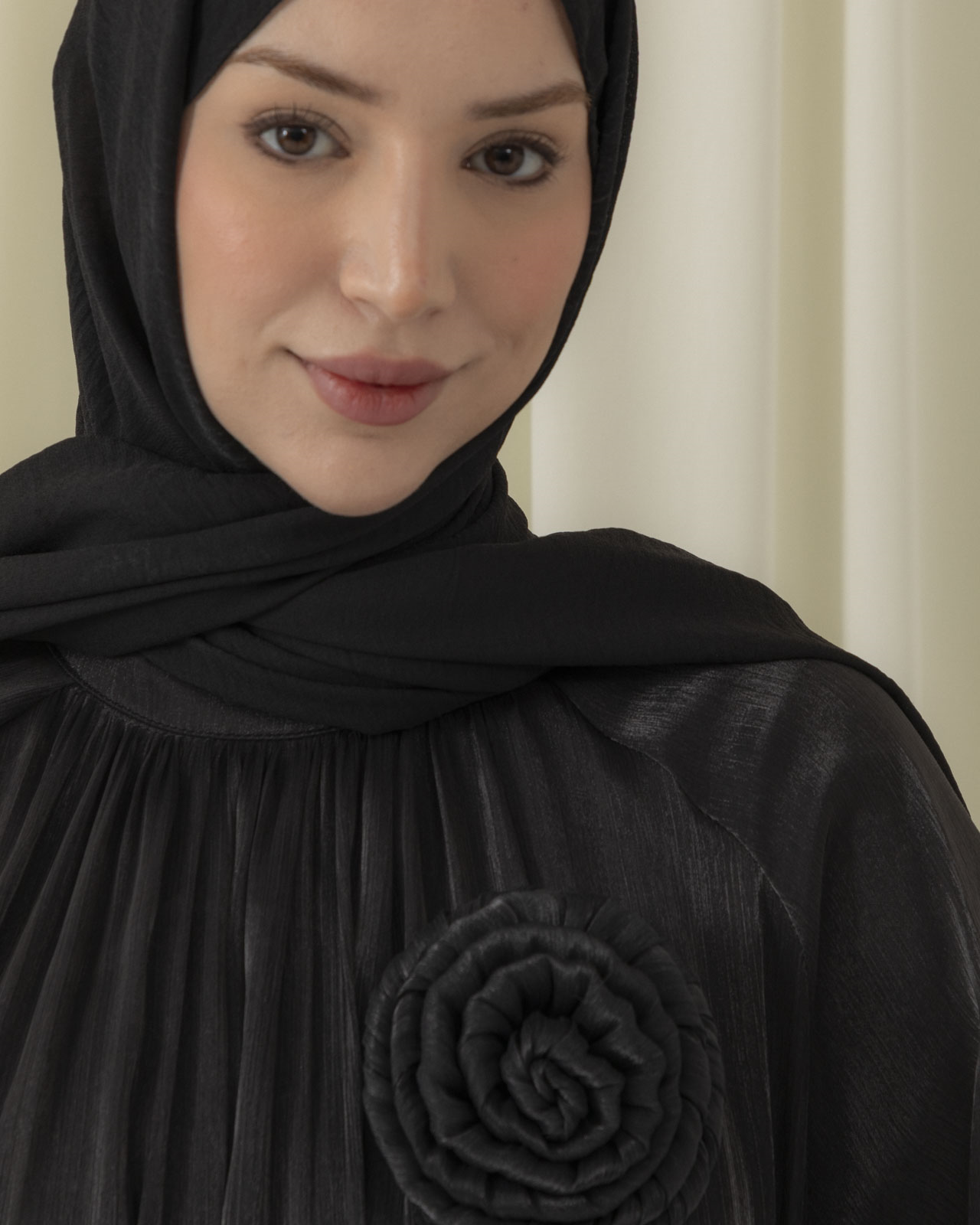 Kol Bağcıklı Aksesuarlı Siyah Elbise