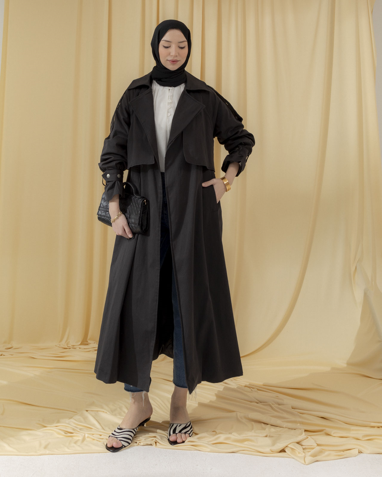 Omuzu Çıt Çıt Detaylı Siyah Trençkot