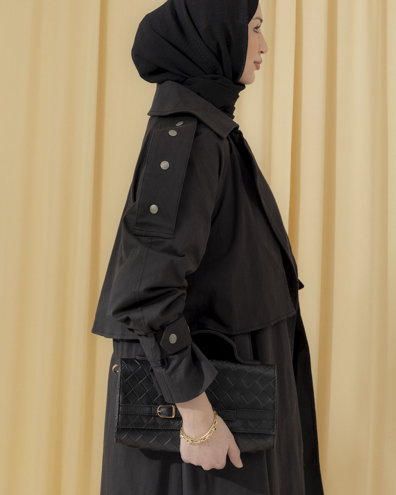 Omuzu Çıt Çıt Detaylı Siyah Trençkot