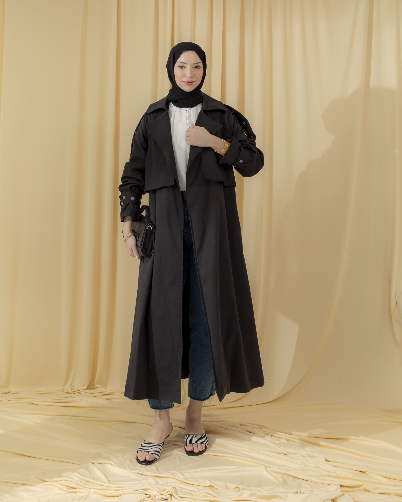 Omuzu Çıt Çıt Detaylı Siyah Trençkot