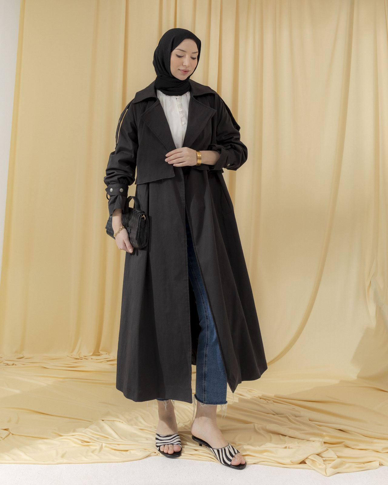 Omuzu Çıt Çıt Detaylı Siyah Trençkot