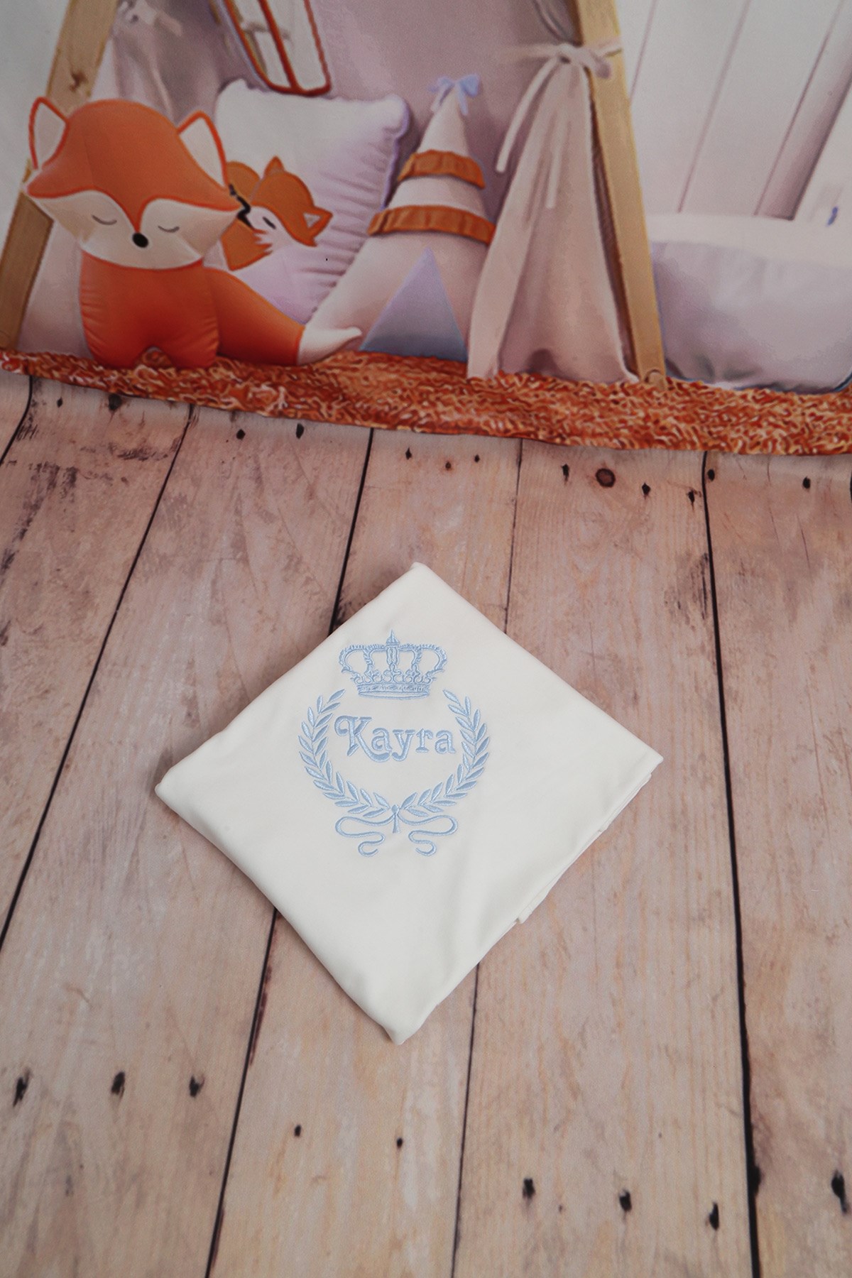 B7057 İsme Özel Çelenk Tac Nakışlı Bebek Battaniyesi