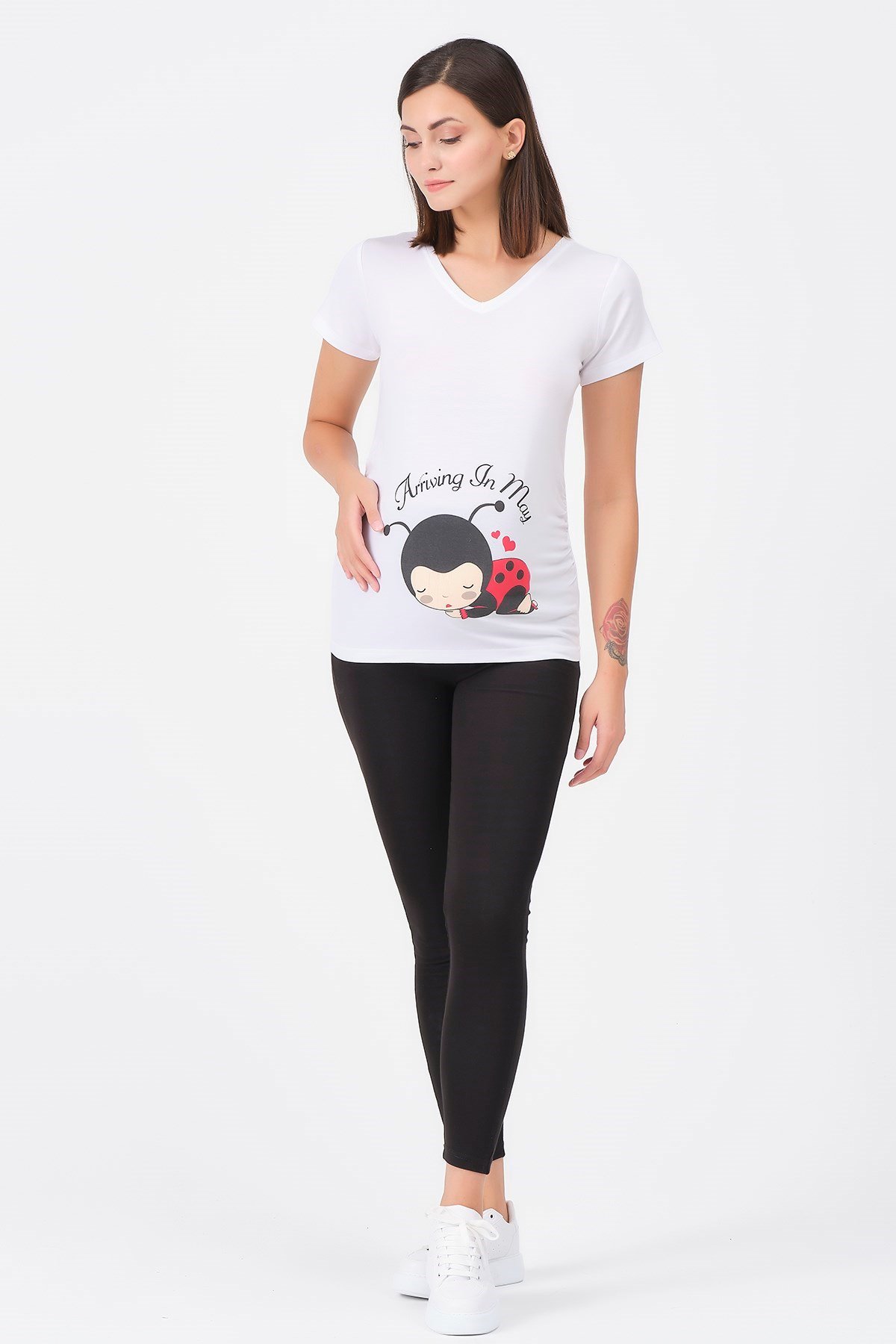 Busa Hamile V Yaka Uğur Böceği Baskılı Tişört Beyaz