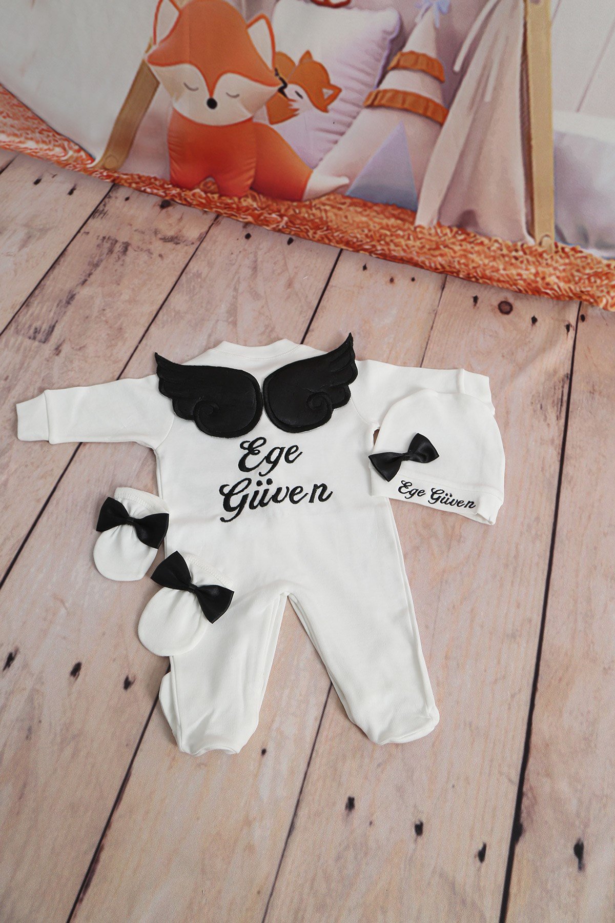 İsime Özel Siyah Kanat Nakışlı 3'lü Bebek Tulum Seti-3035