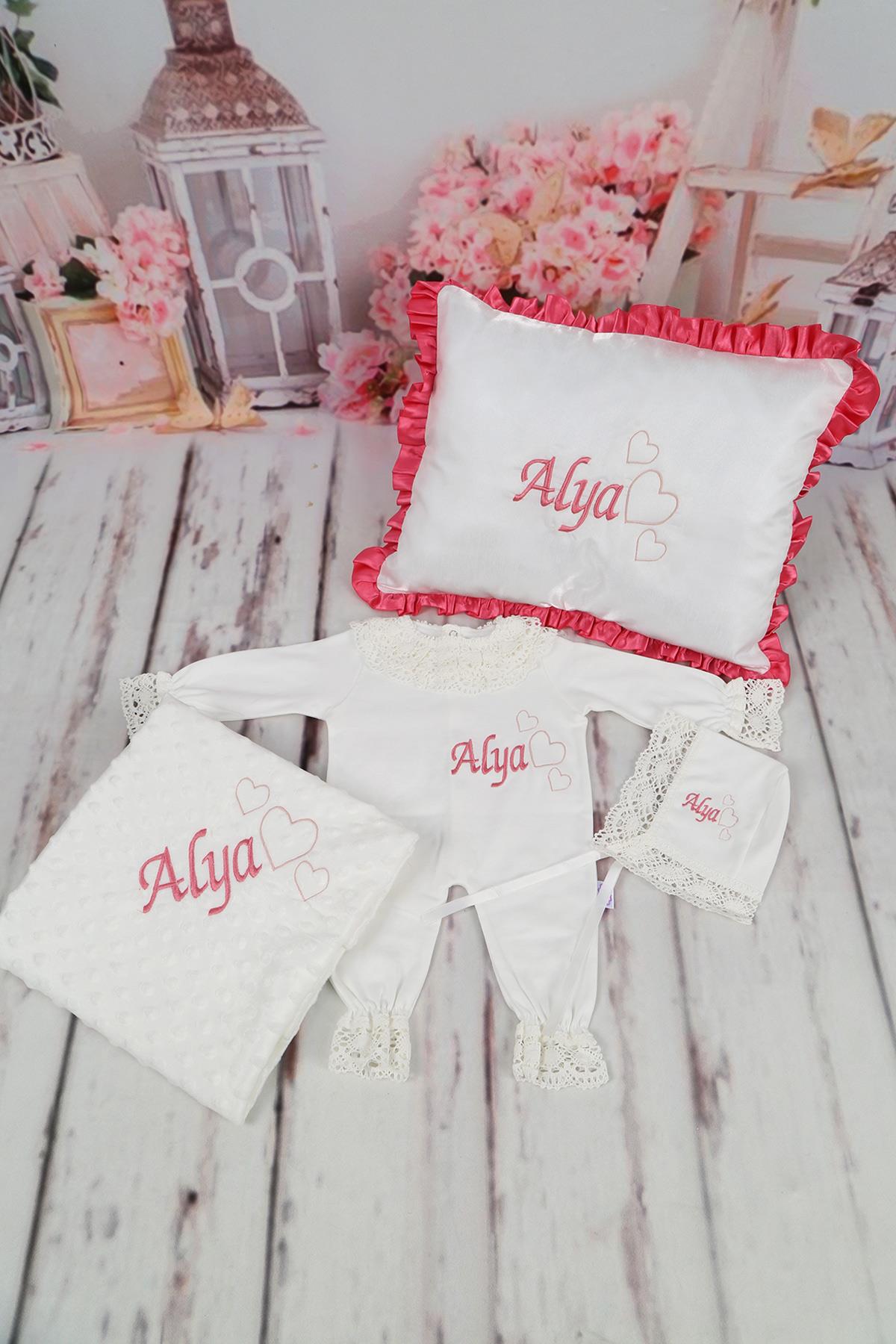 İsme Özel Güpür Yaka Dantelli Kalp Nakışlı 4lü Yastıklı Hastane Çıkış Seti LH4155