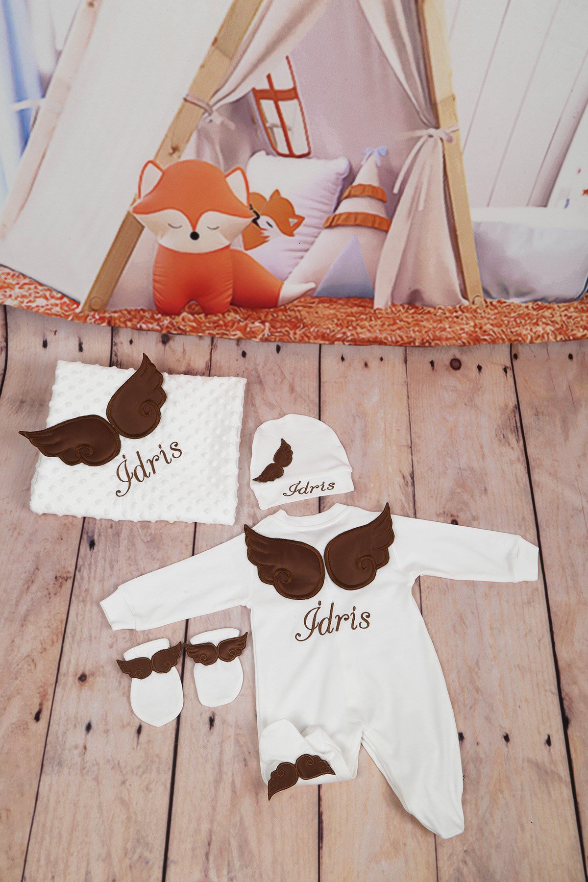 İsme Özel Kahve Rengi Kanat İşlemli 4'lü Bebek Tulum Seti-4023